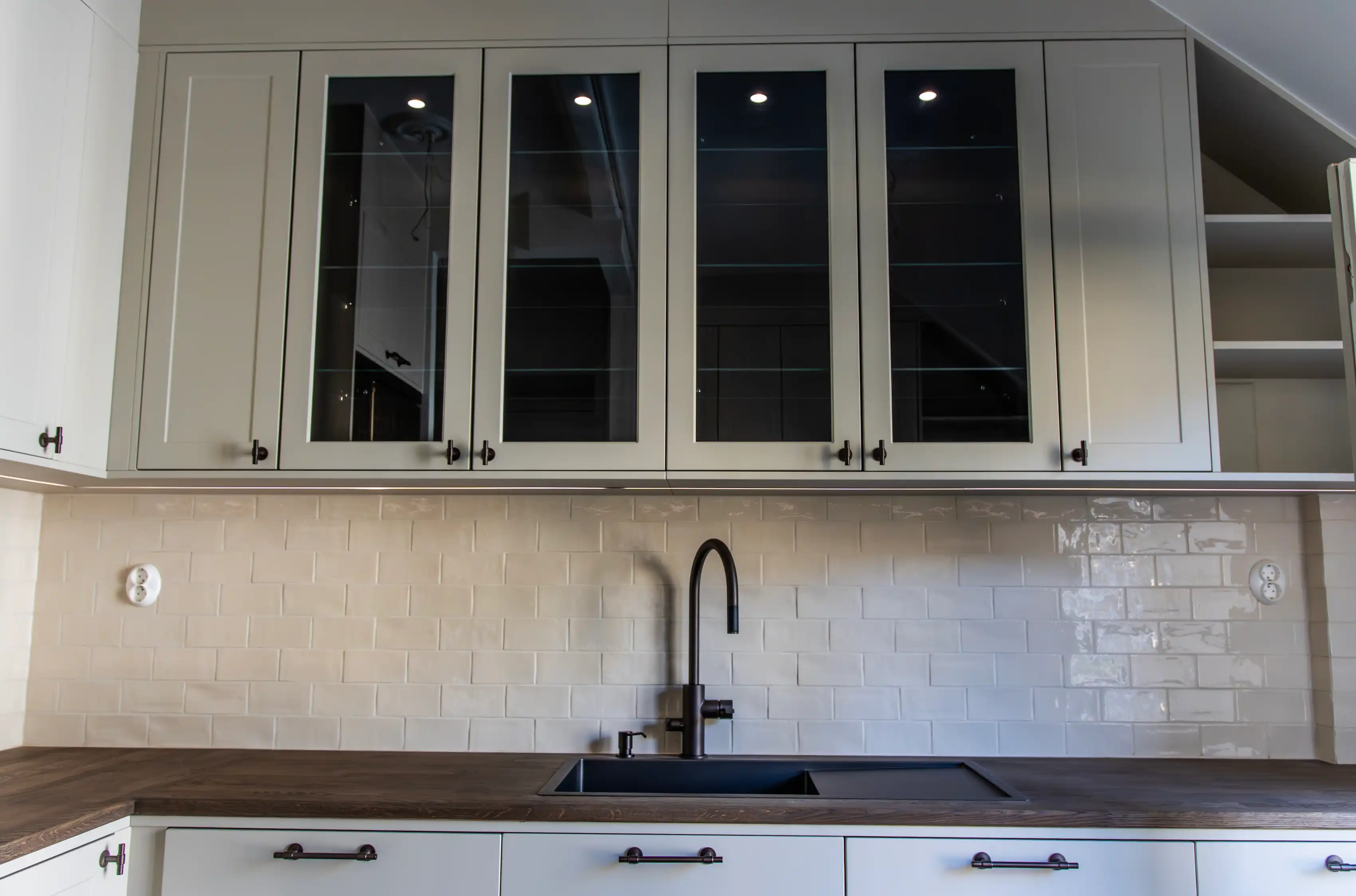 Kök med mörk träbänkskiva