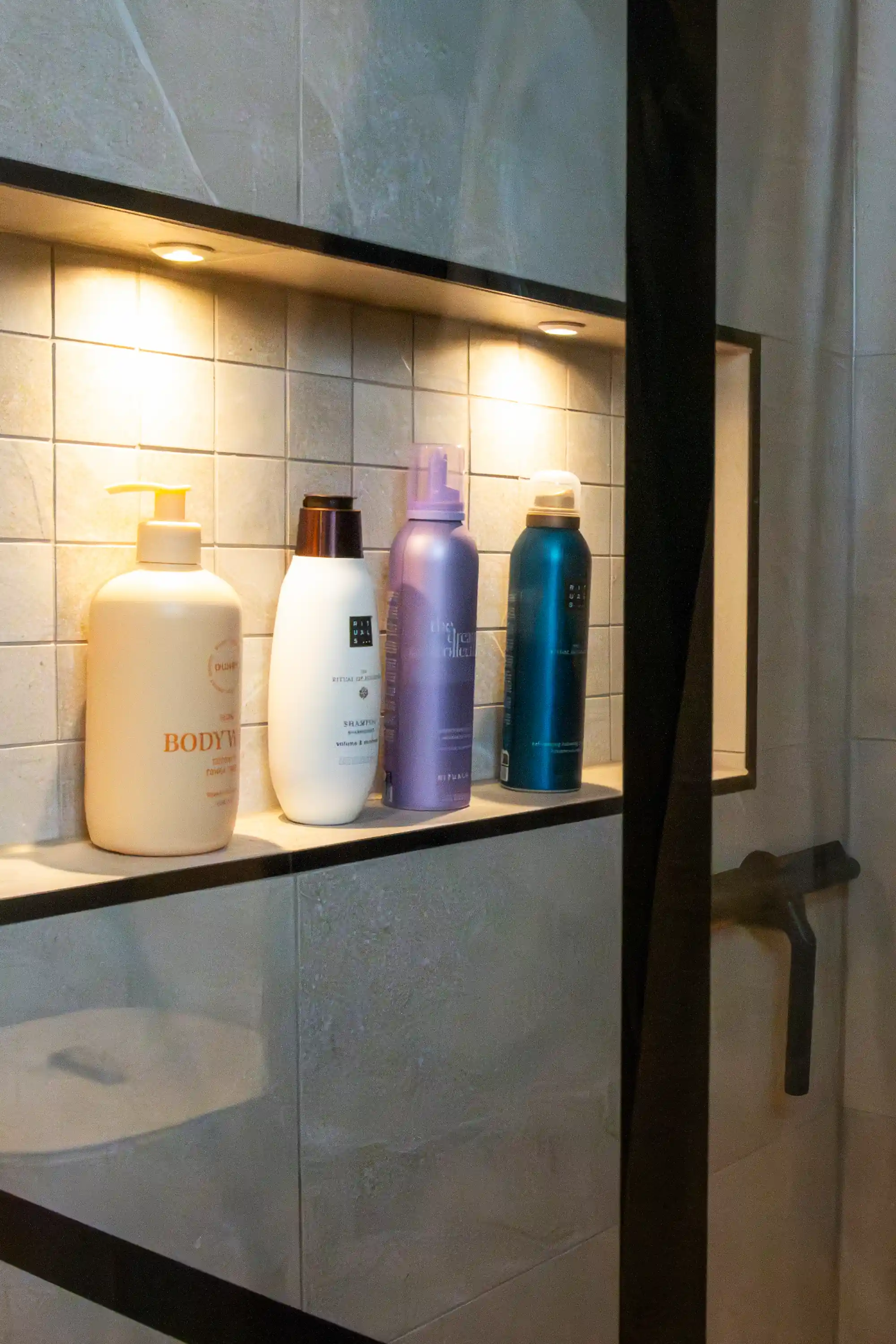 inbyggd ducshhylla med belysning