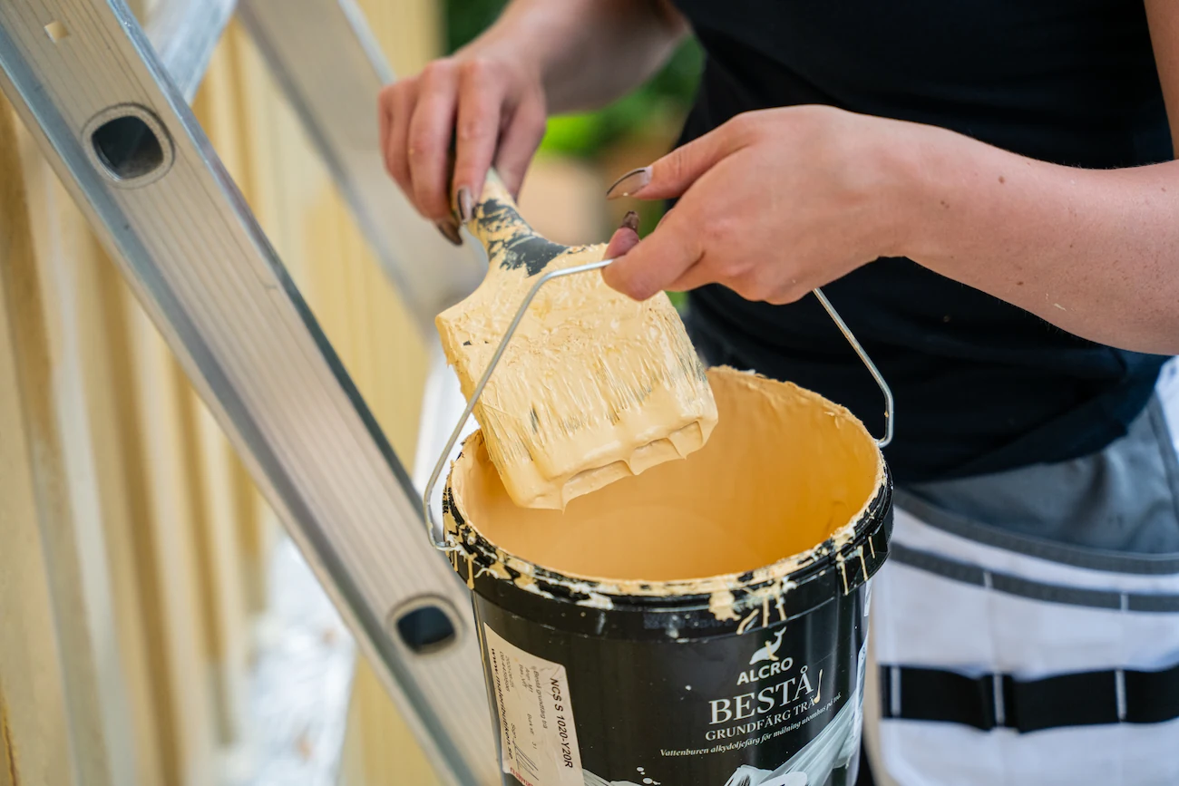 Målare håller i pensel och färg i Göteborg