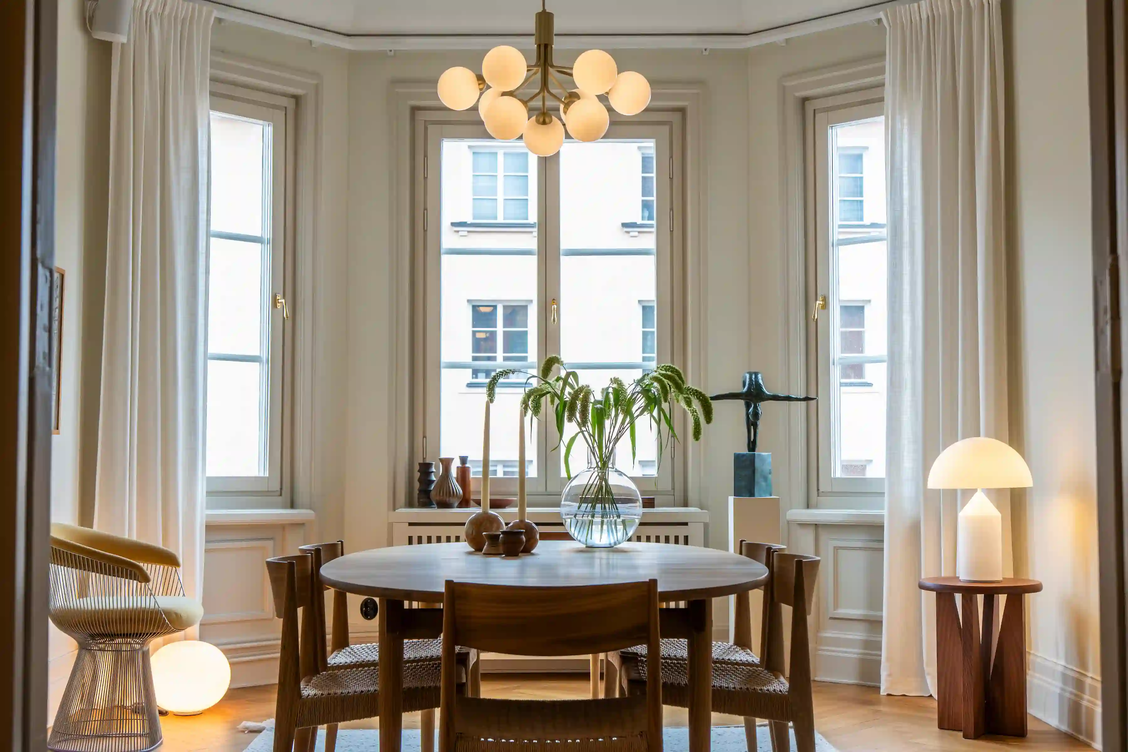 Renoverad matsal med bord