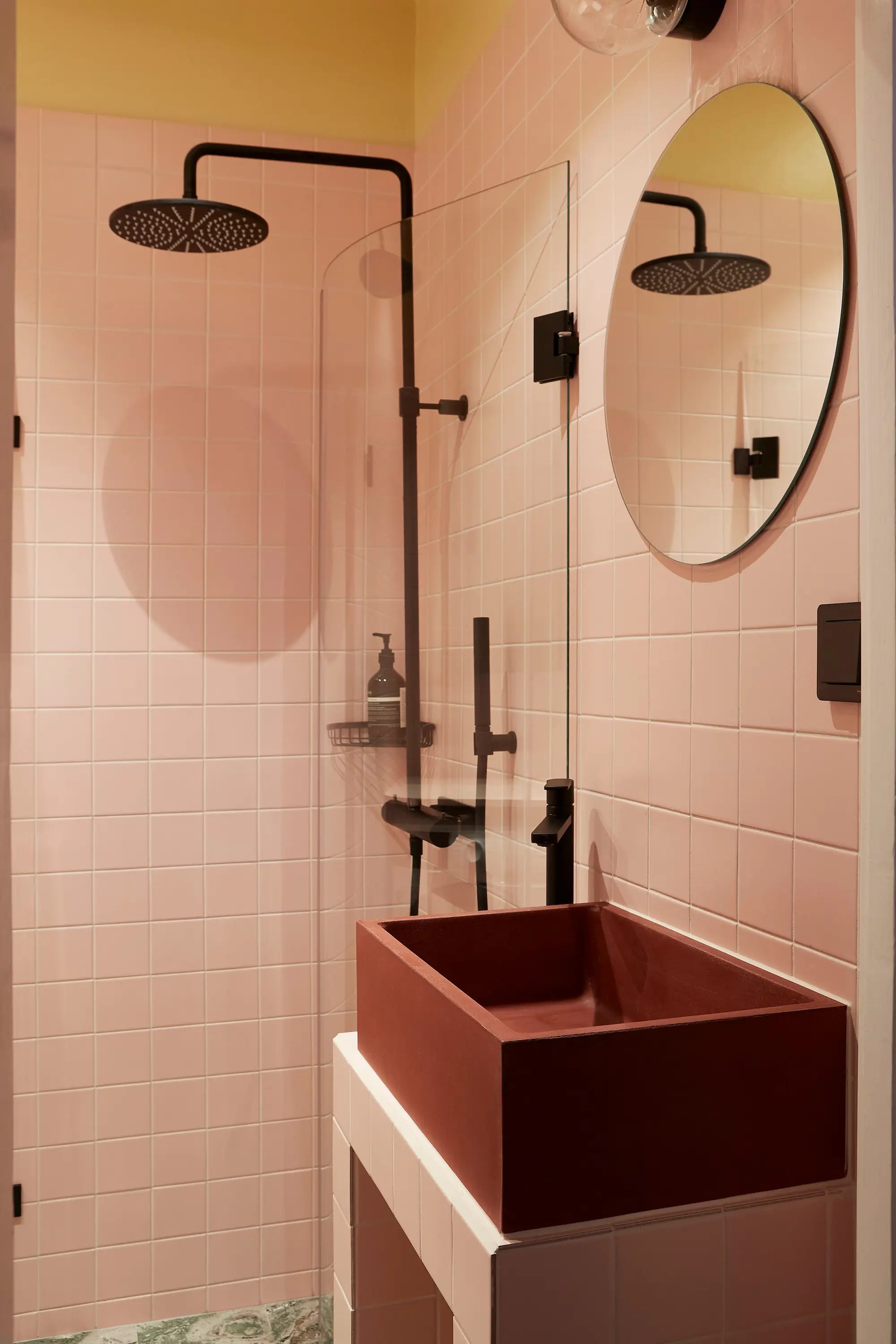 Badrum med rosa klinker och kolmårdsmarmor på golvet