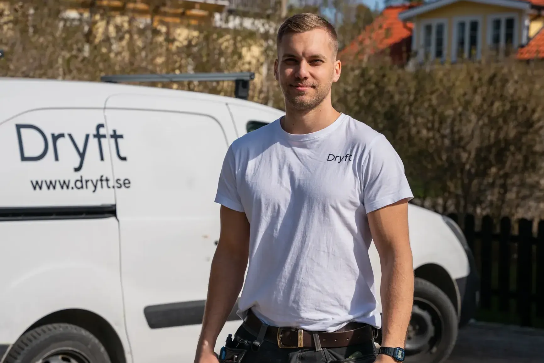 Rörmokare vid sin bil i Stockholm