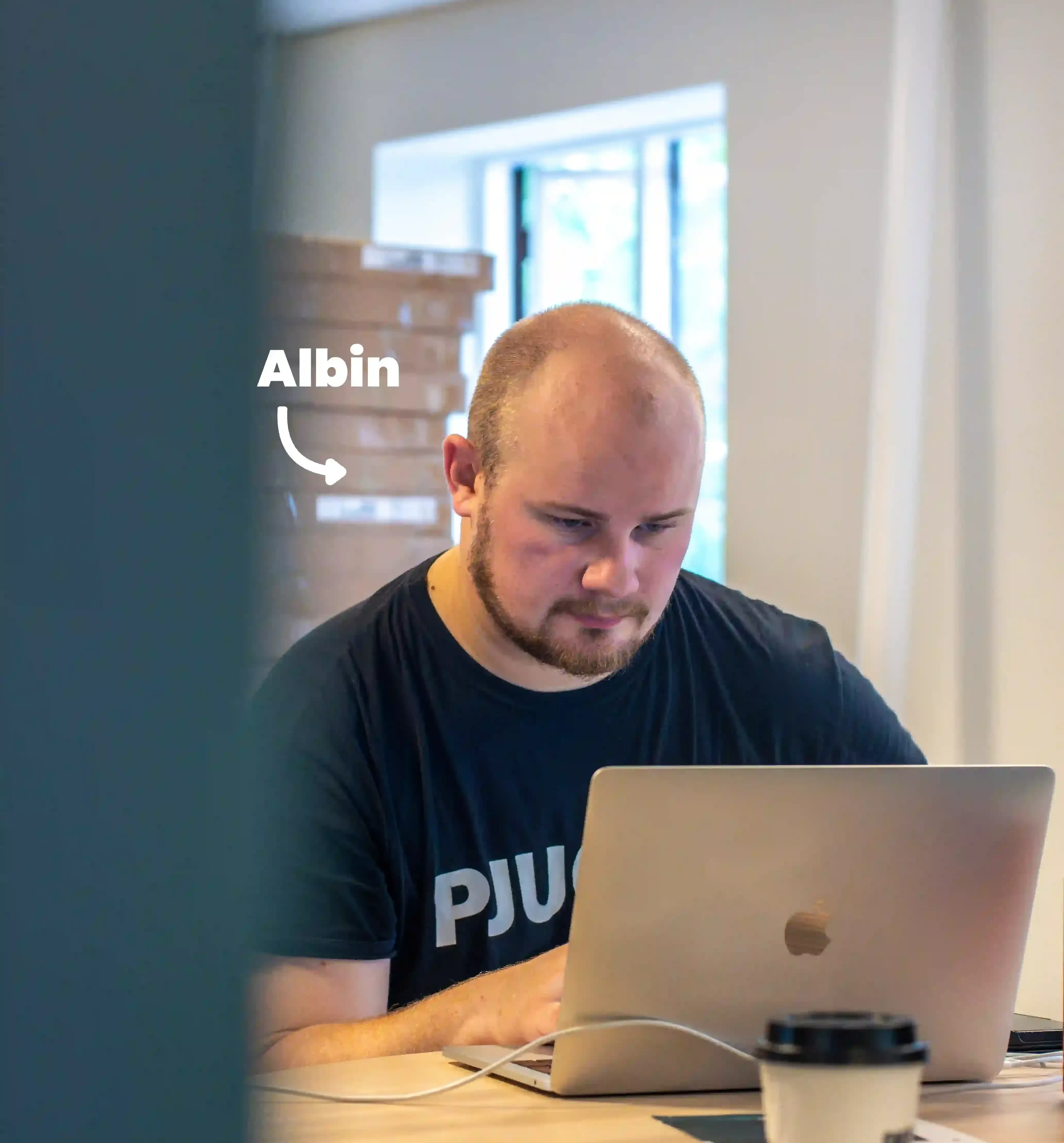 Nyrenoverat kök med skåpluckor i trä och varm grå