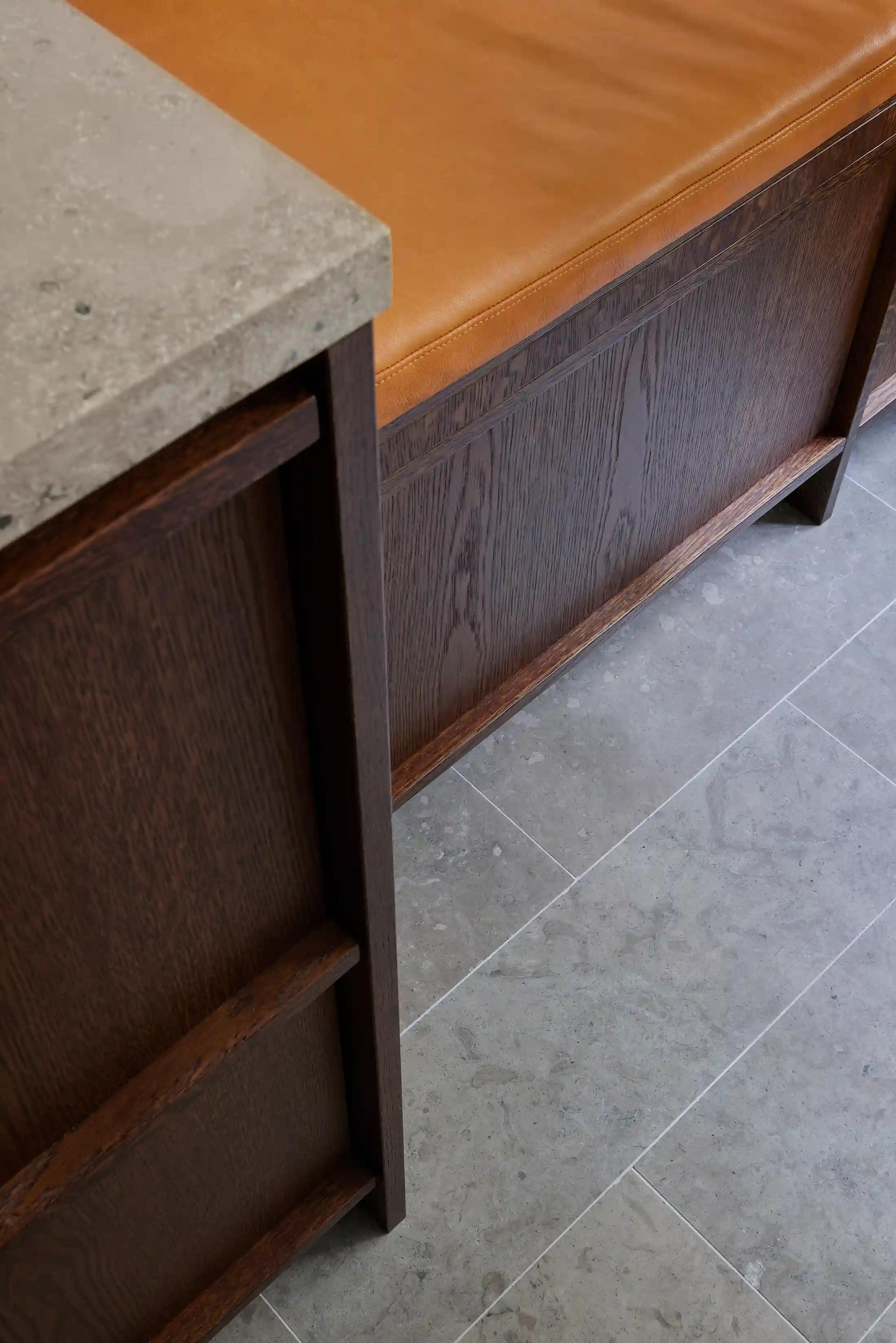 Luckor i trä möter golv med stenplattor