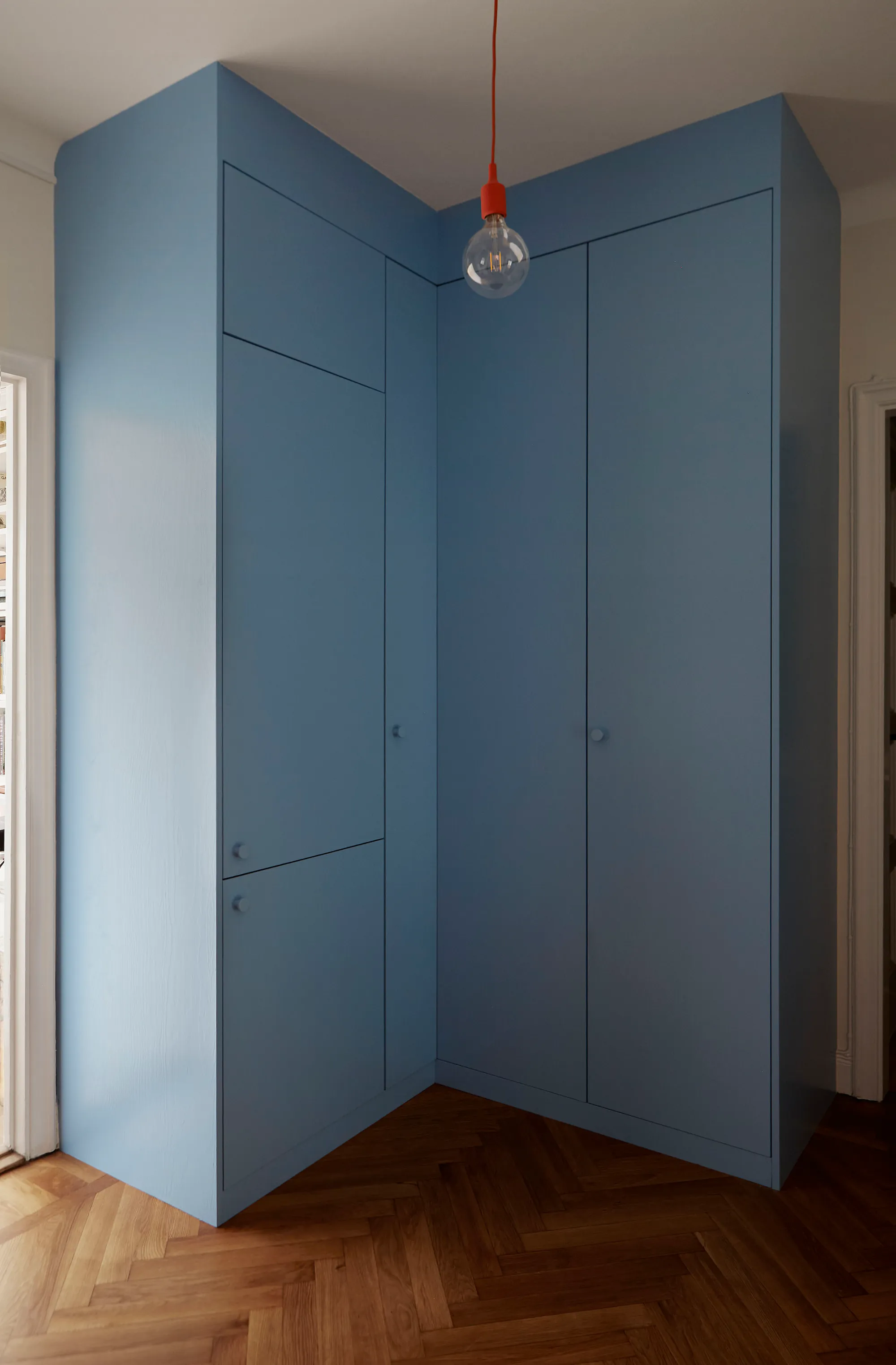 Blå högskåp i kök