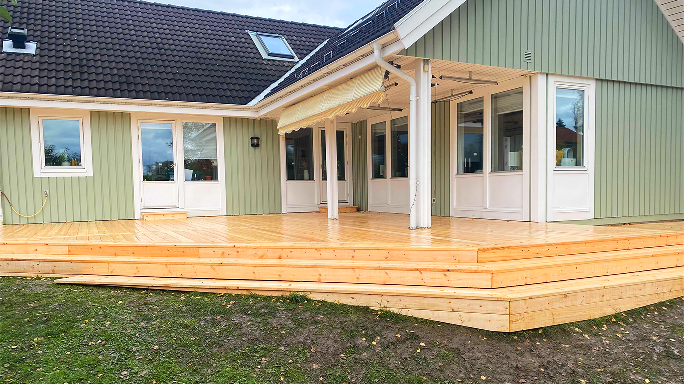 En altan framför ett hus