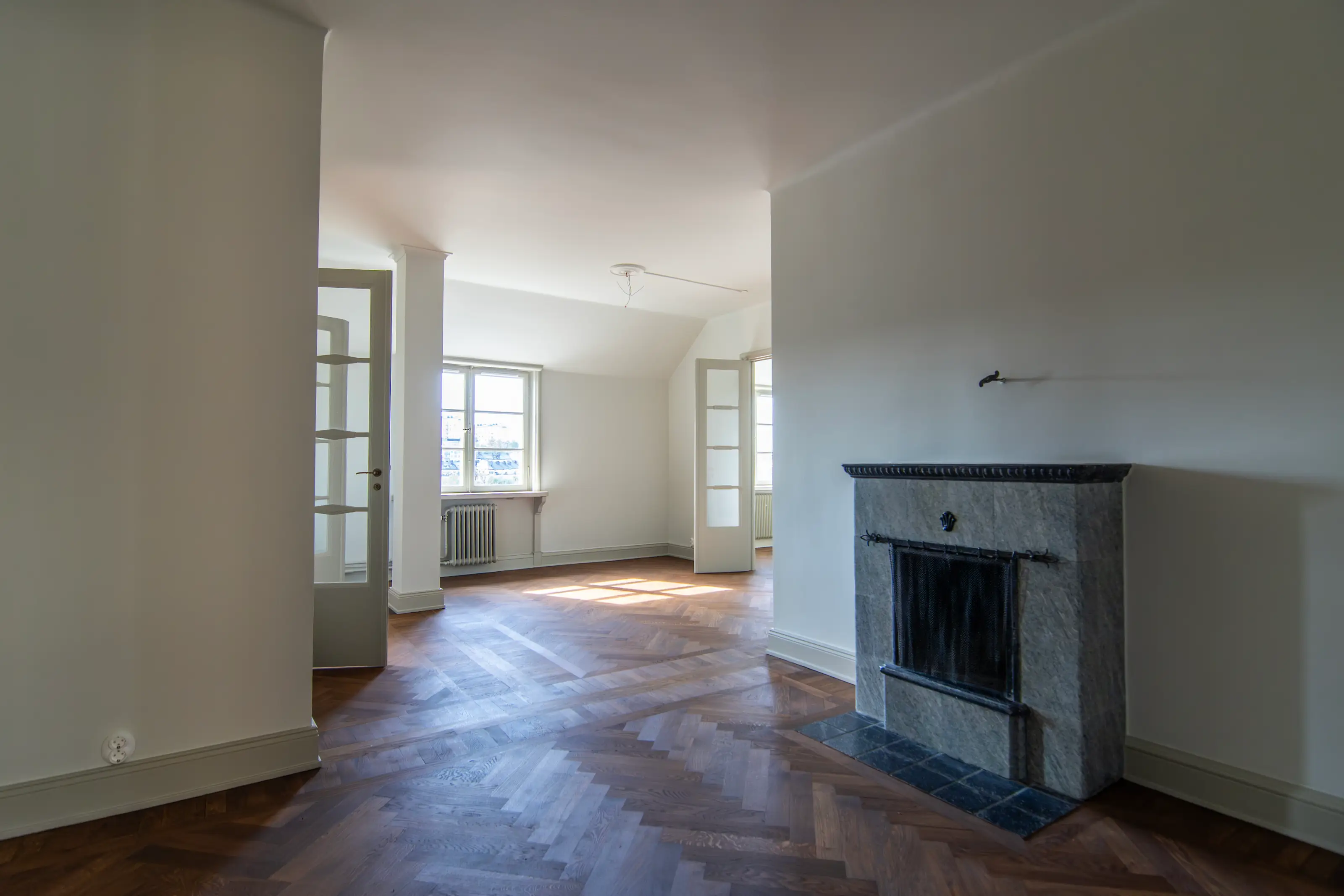 Vardagsrum med mörk parkett