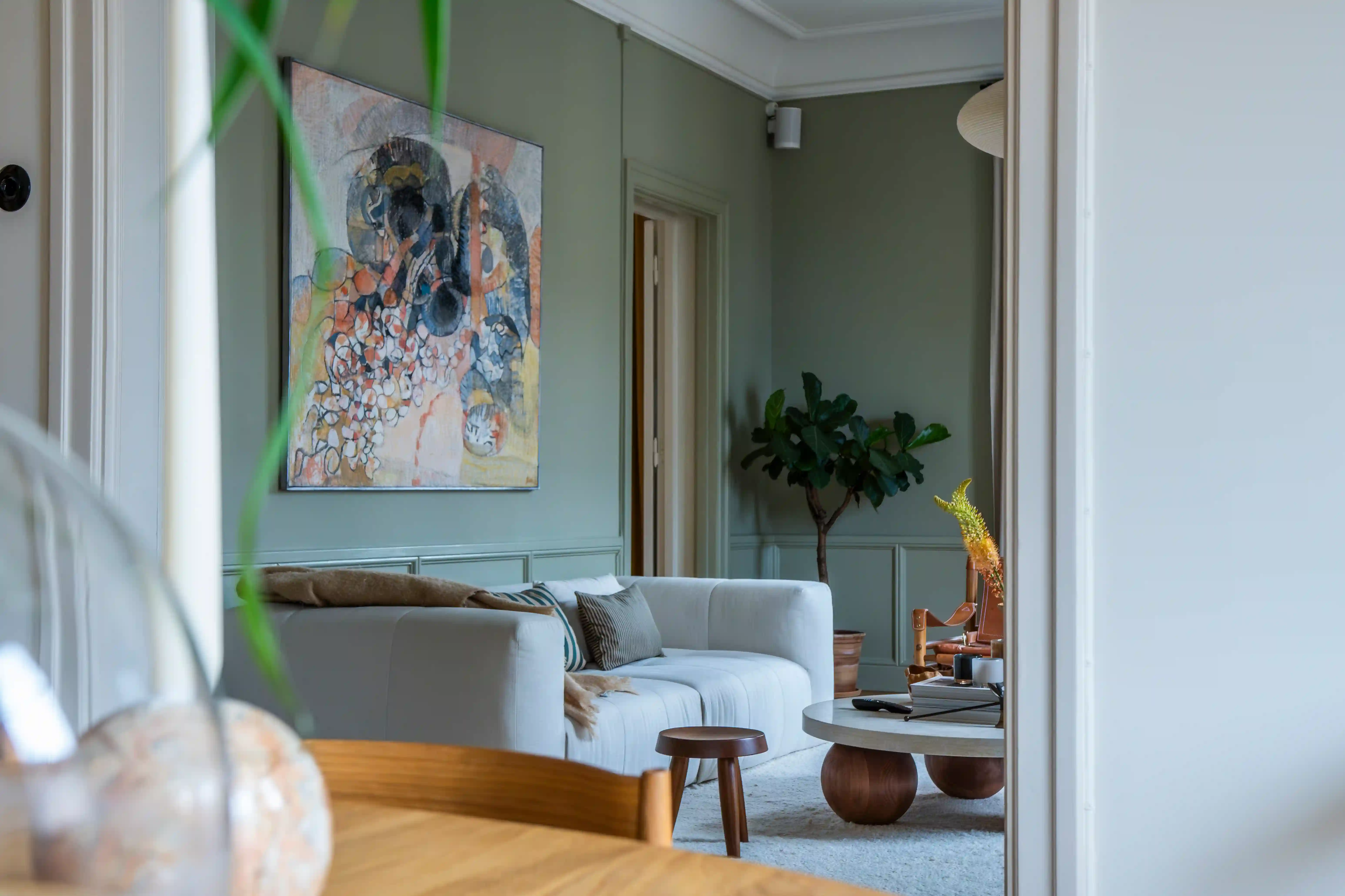 Vardagsrum med gröna väggar