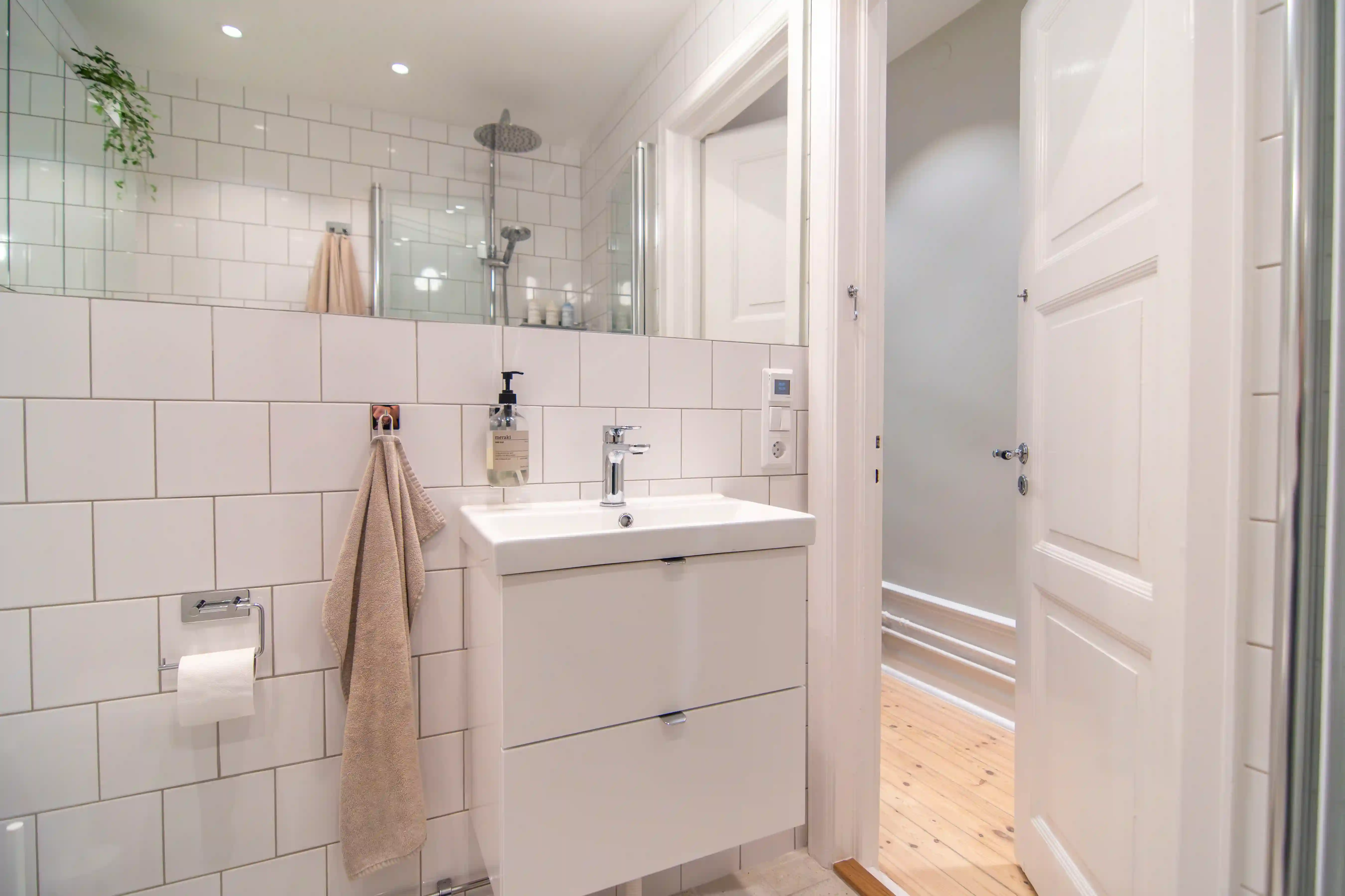 Badrum med vitt kakel