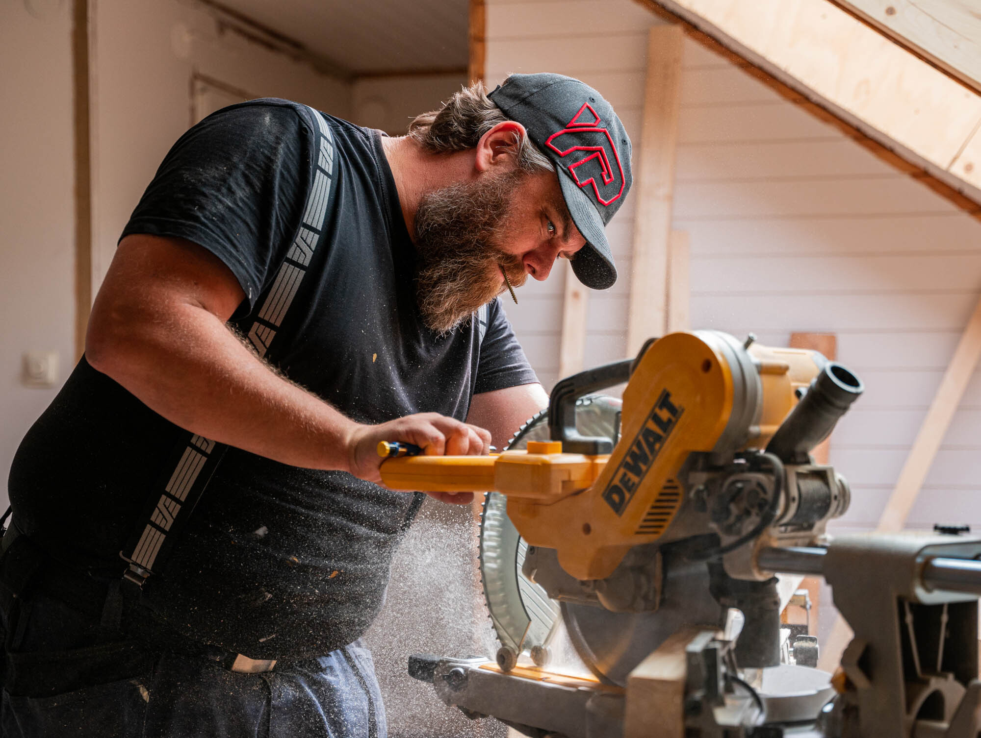 Snickare använder såg i Stockholm