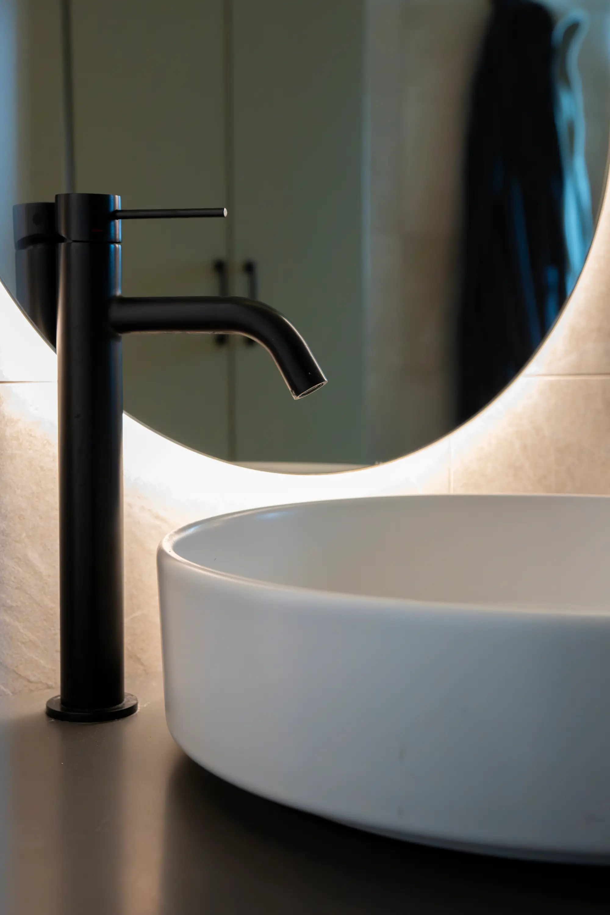 Svarta detaljer och ljuslist bakom spegel