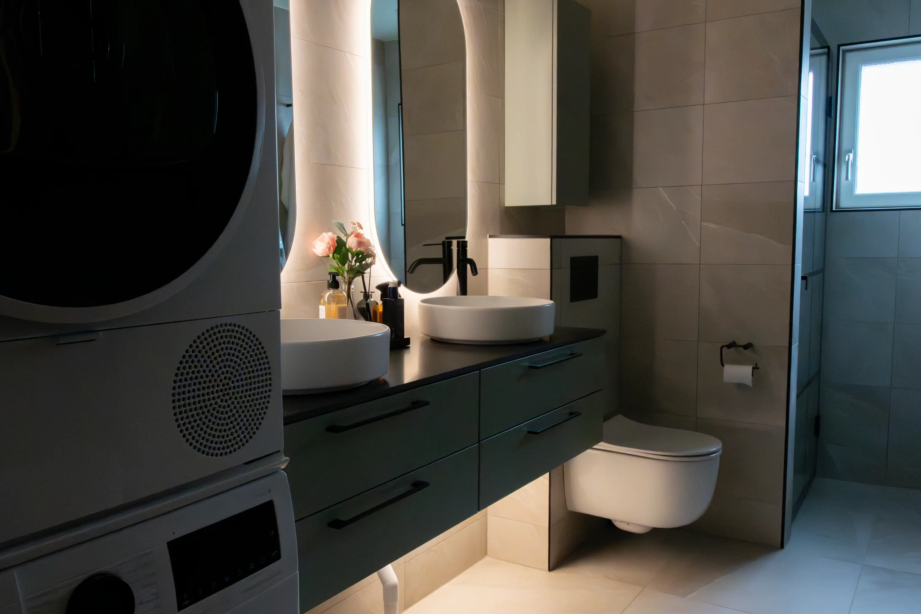 Badrumsrenovering med belysning i kommod