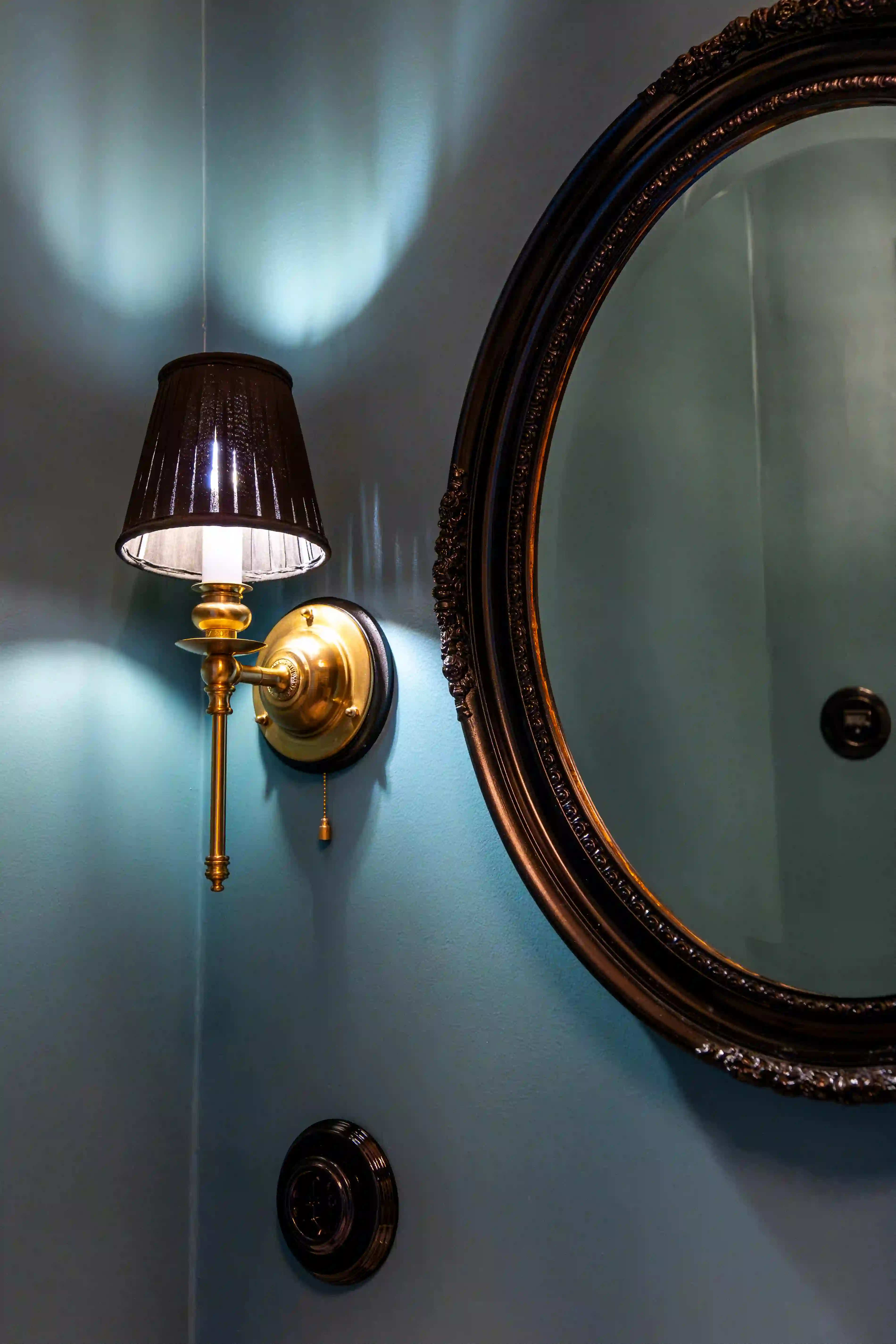 Belysning bredvid spegel