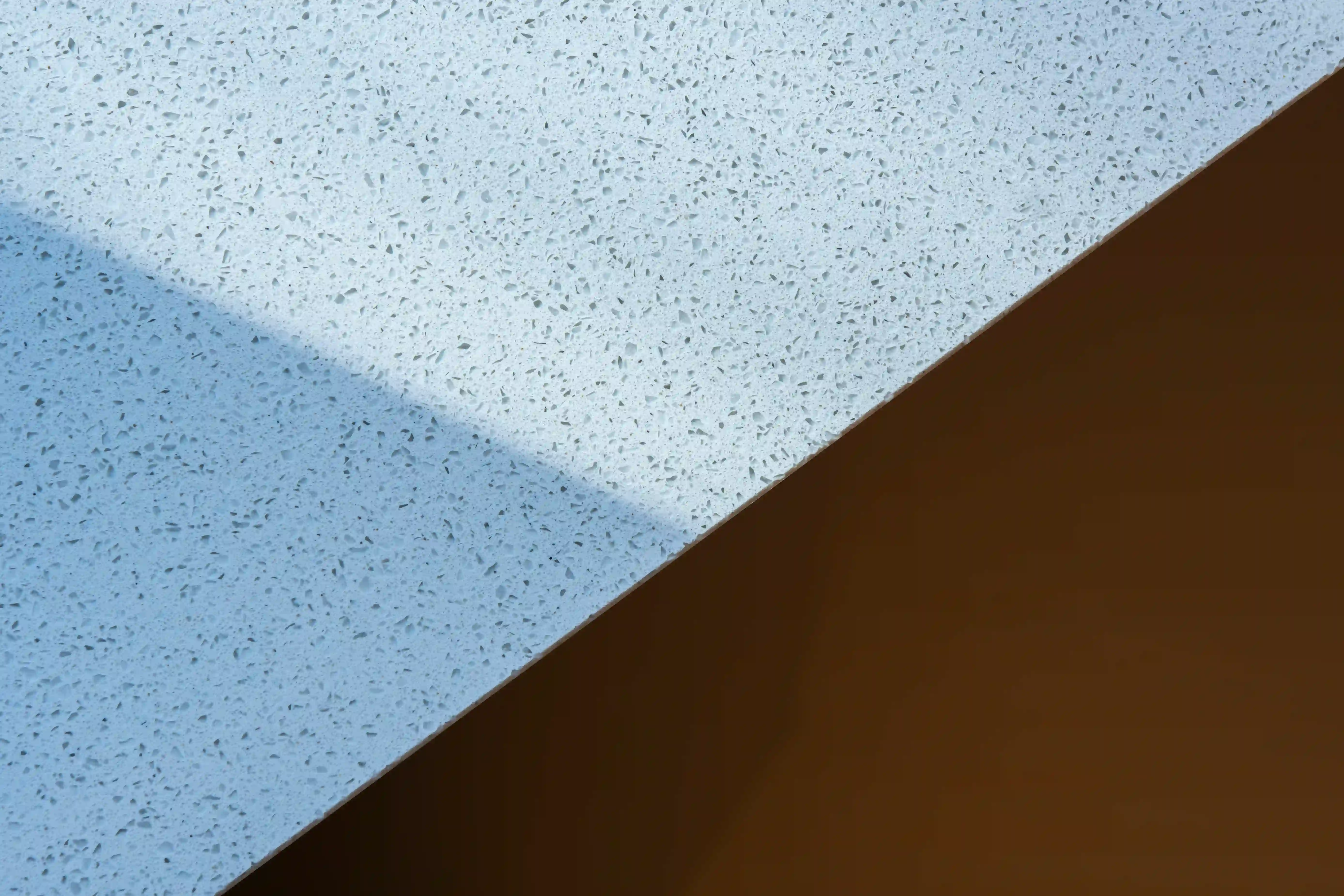 Duschvägg med struktur och kuvertskuren golvbrunn