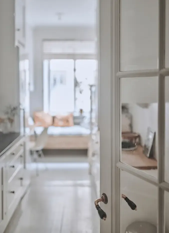 Modernt kök med luckor i ek