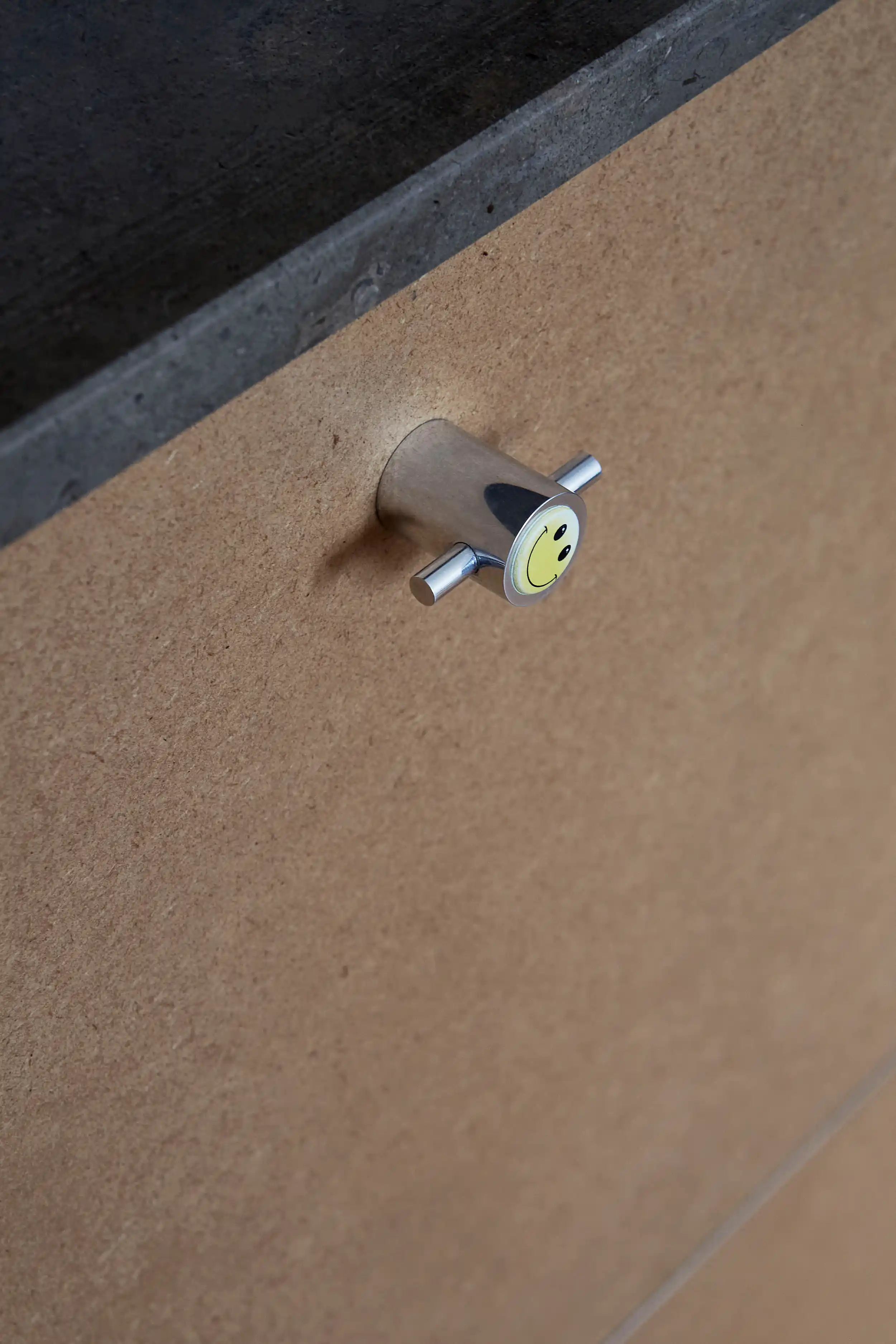 Köksrenovering med beslag/handtag med smilie