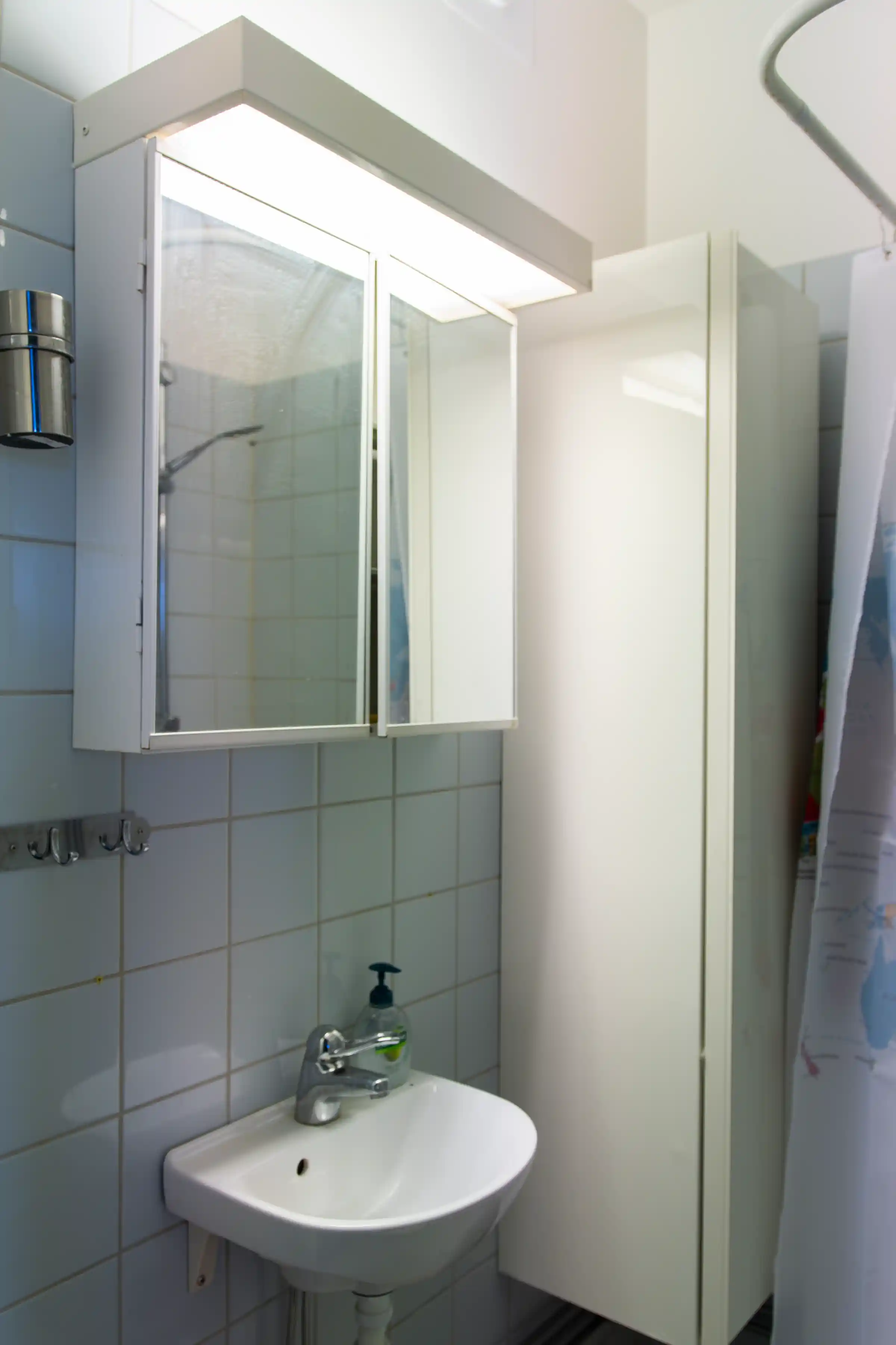 Före och efter ny inredning i badrummet