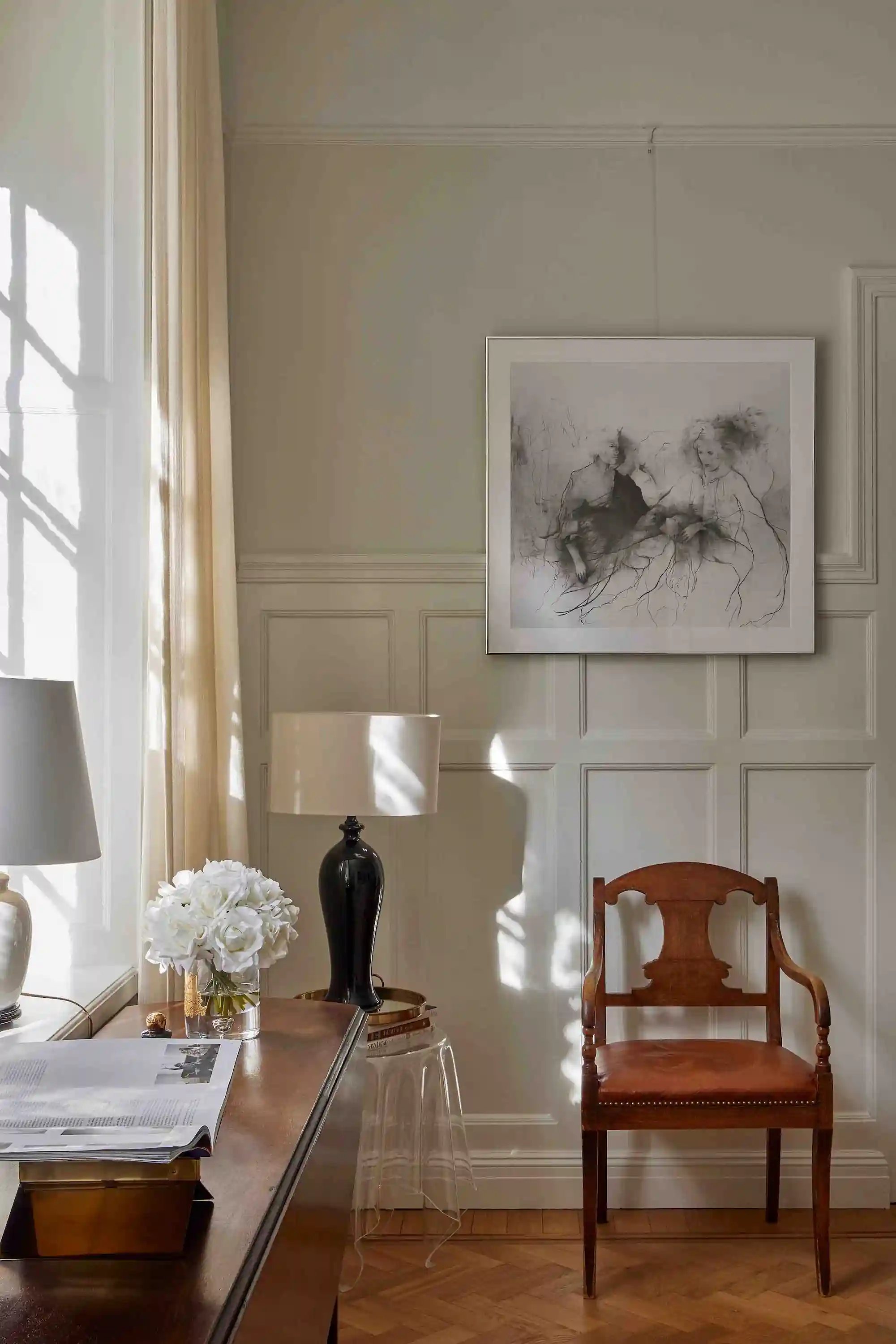 Vardagsrum med ljusa ytskikt