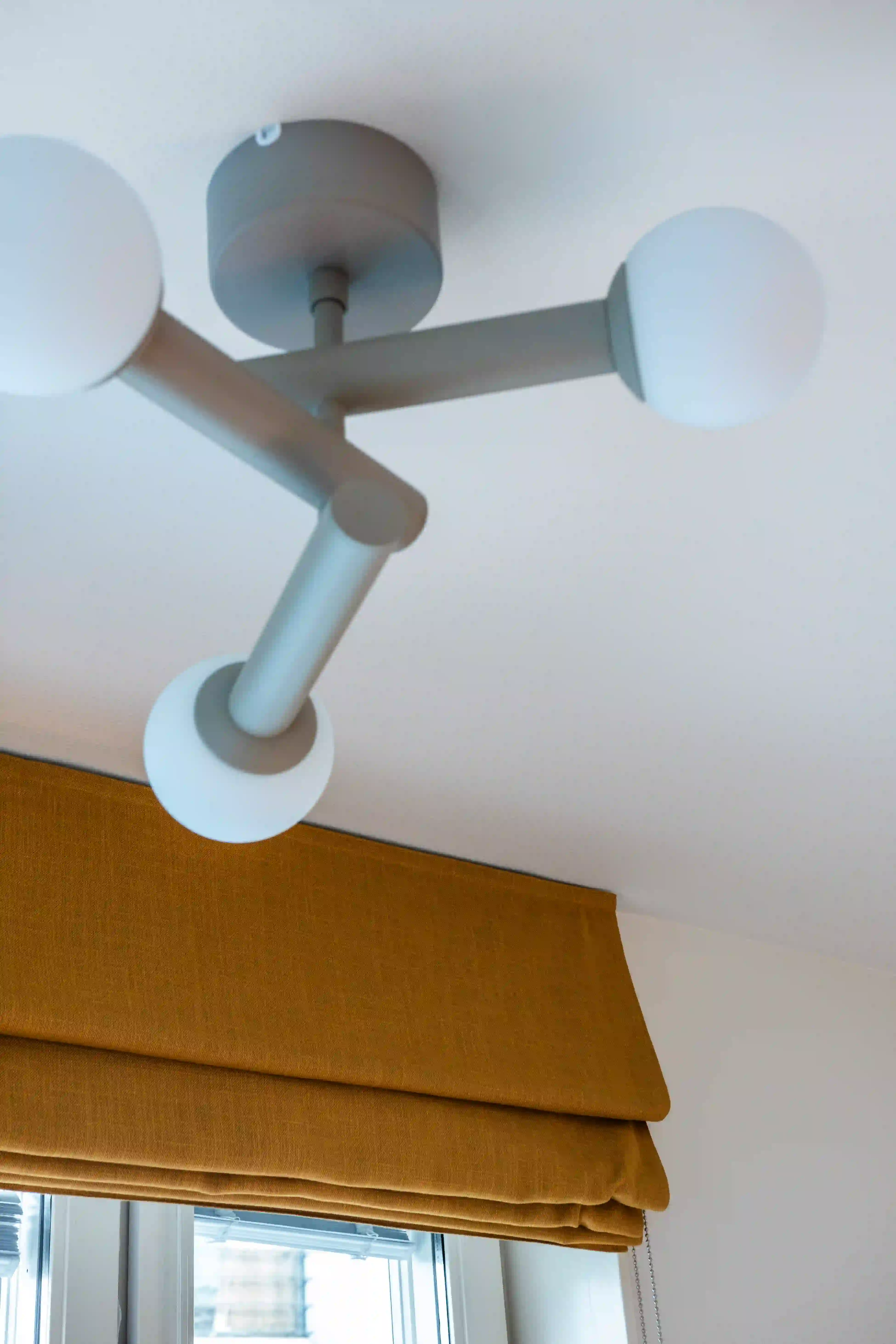 Renoverad matsal med bord