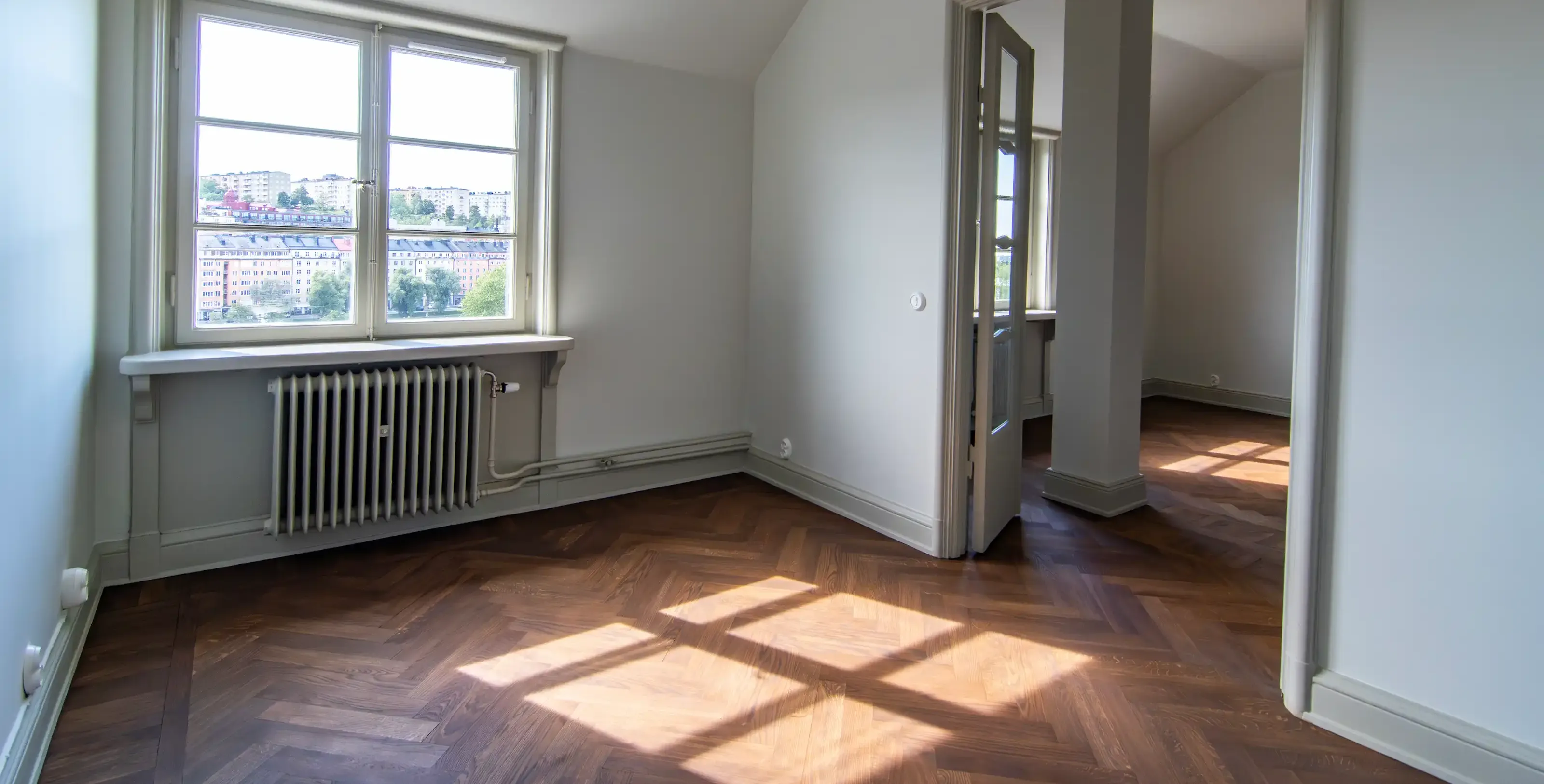 Fiskbensparkettt och ljusa väggar