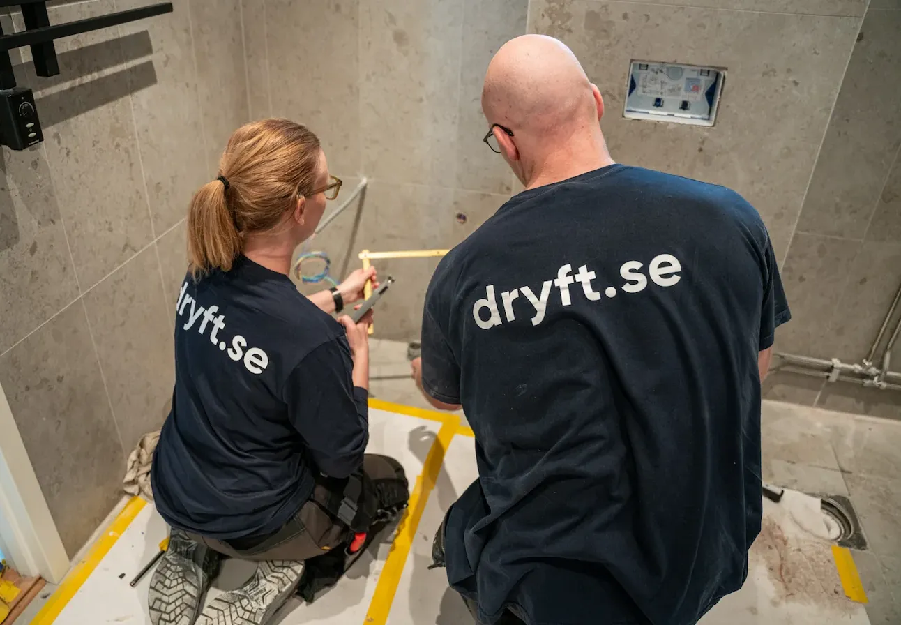 Rörmokare i badrum i Solna