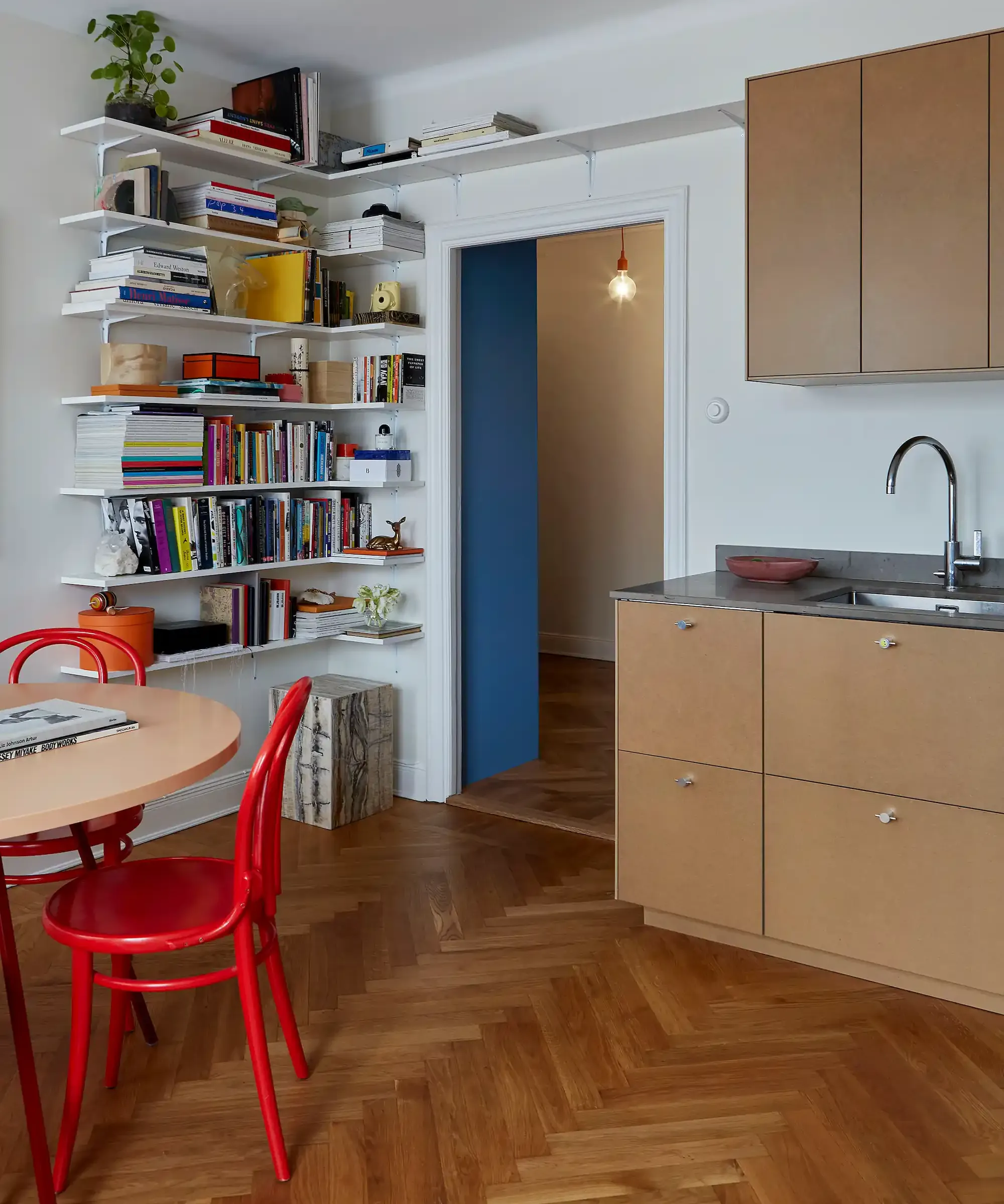 Köksrenovering med luckor i rå MDF