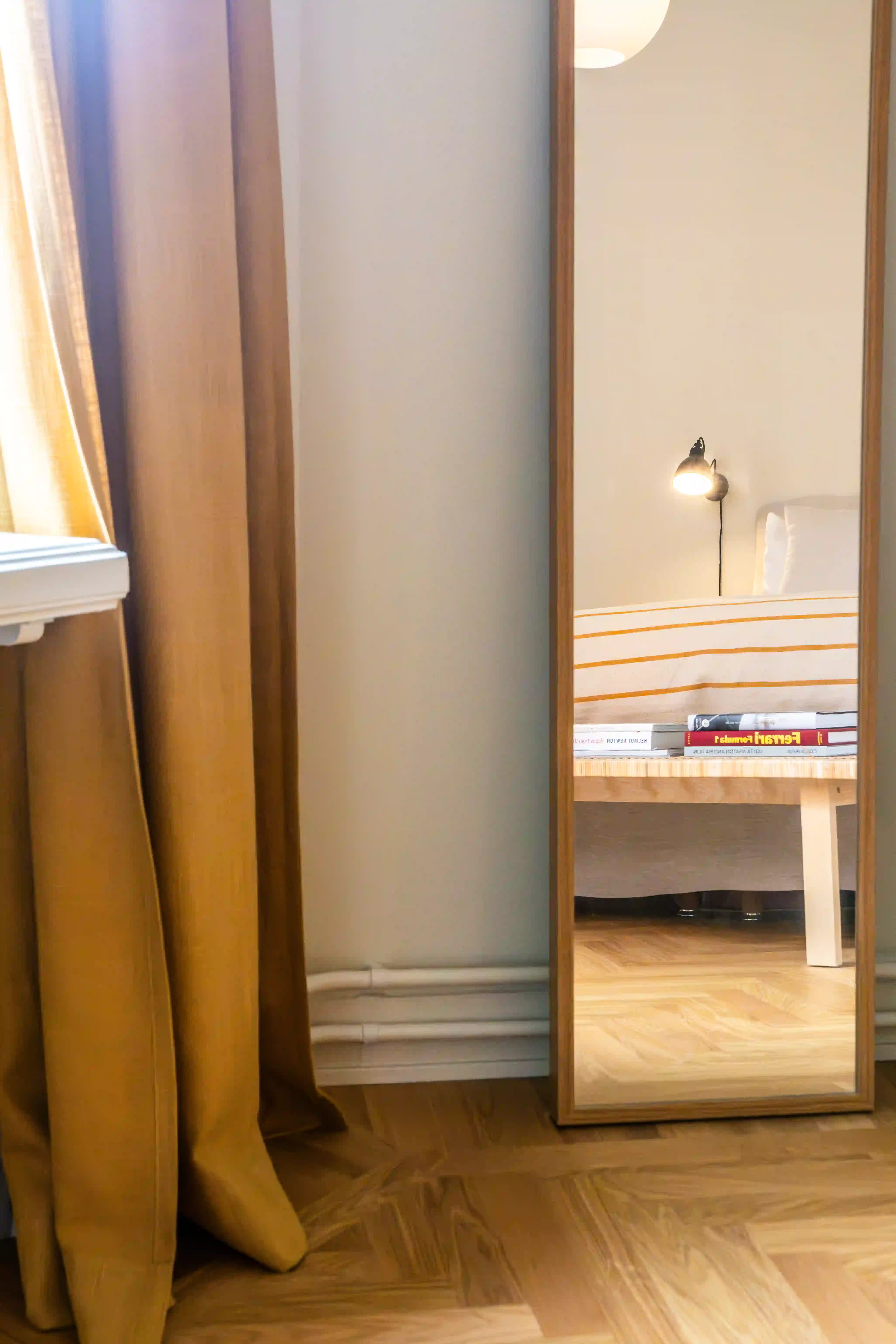 Sovrum med orangea detaljer