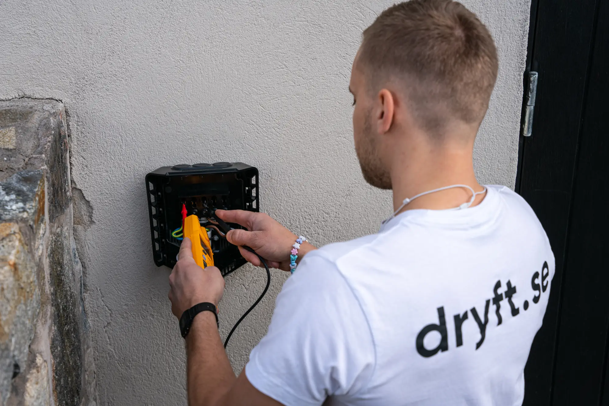 Elektriker i Malmö installerar en värmepump