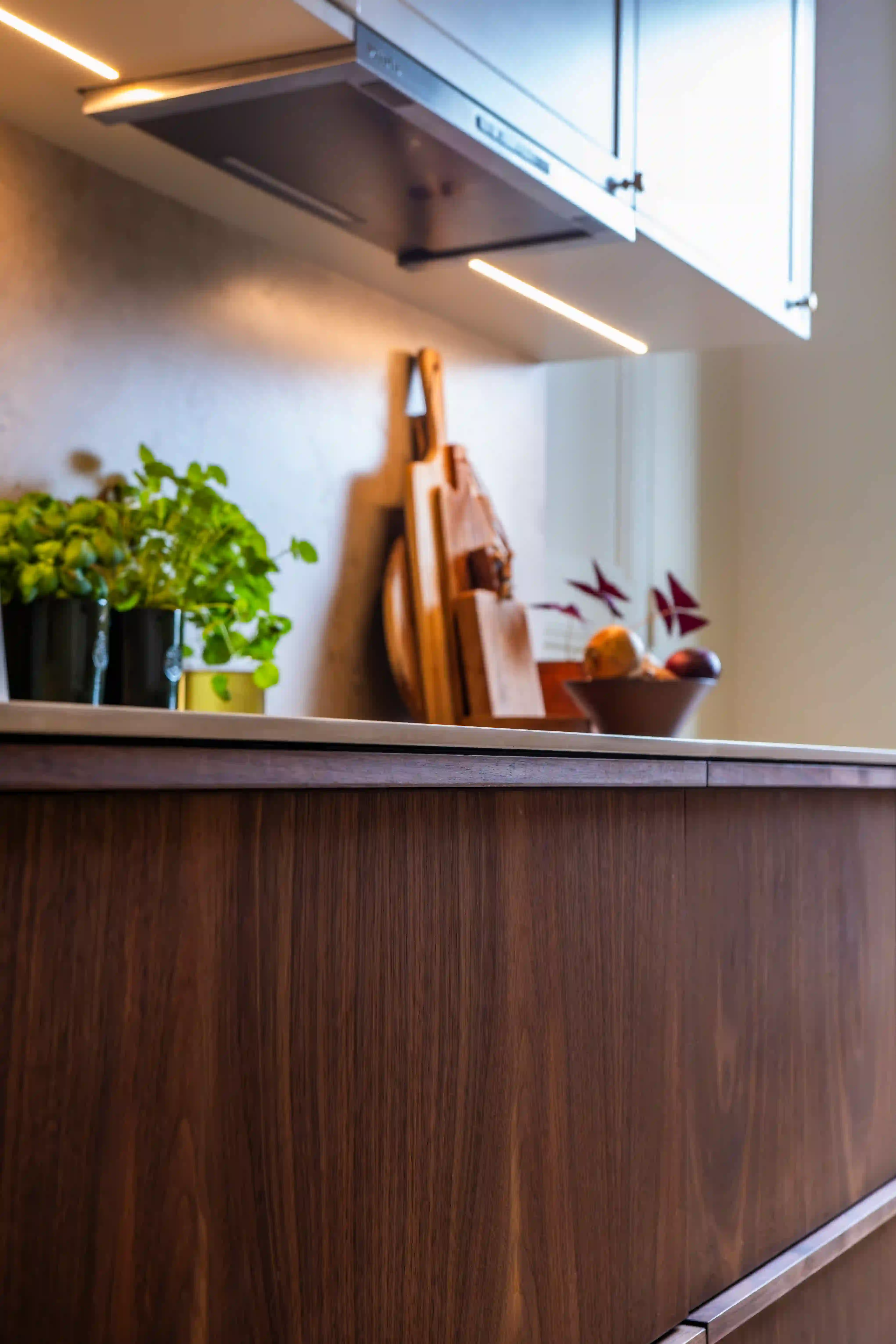 Köksluckor i mörkt trä