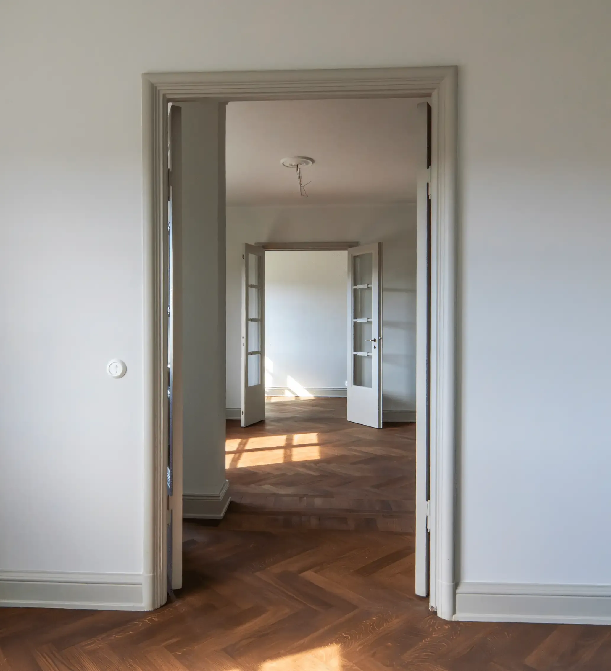 Ljusa väggar och klassiska detaljer