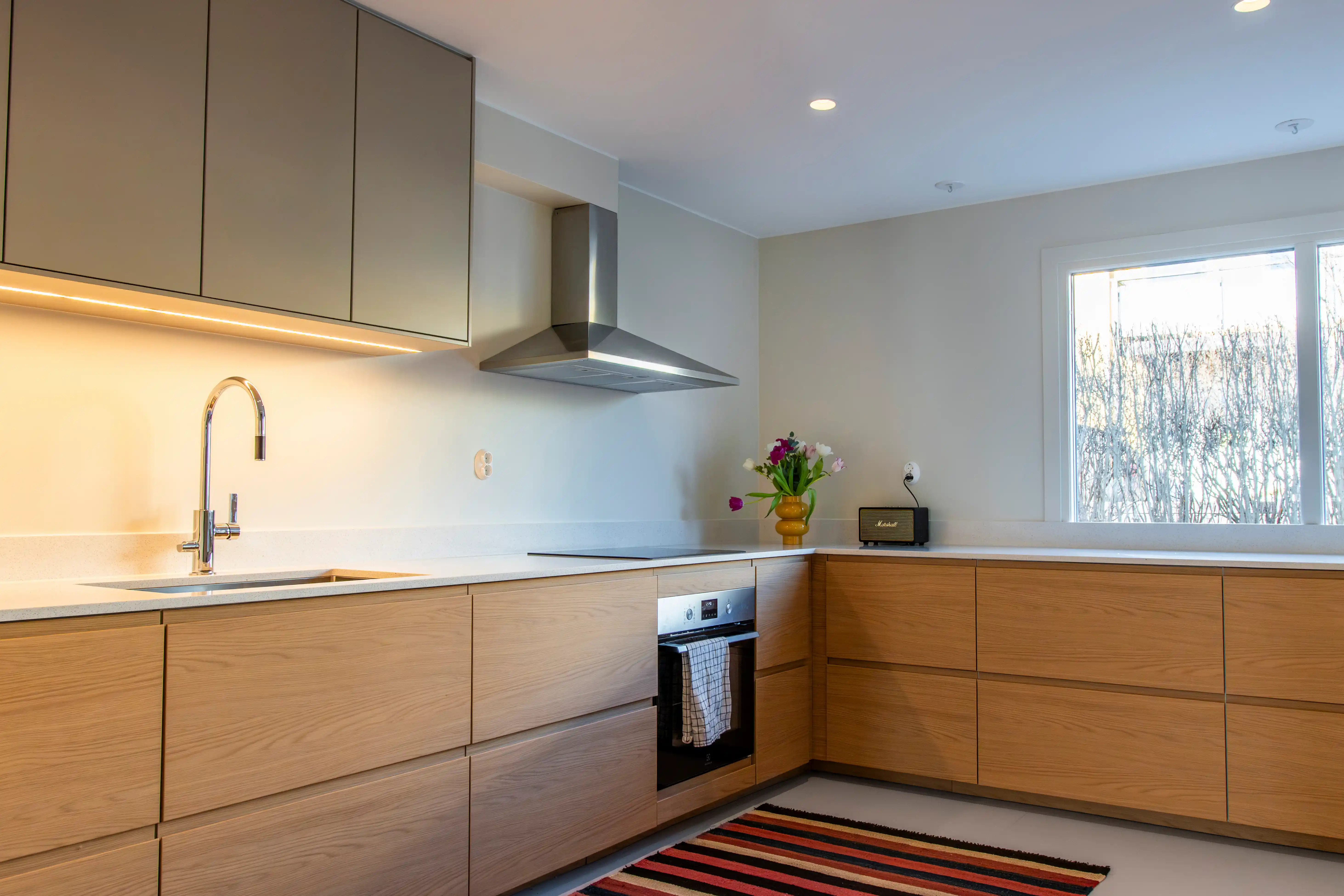 Nyrenoverat kök med mycket bänkyta