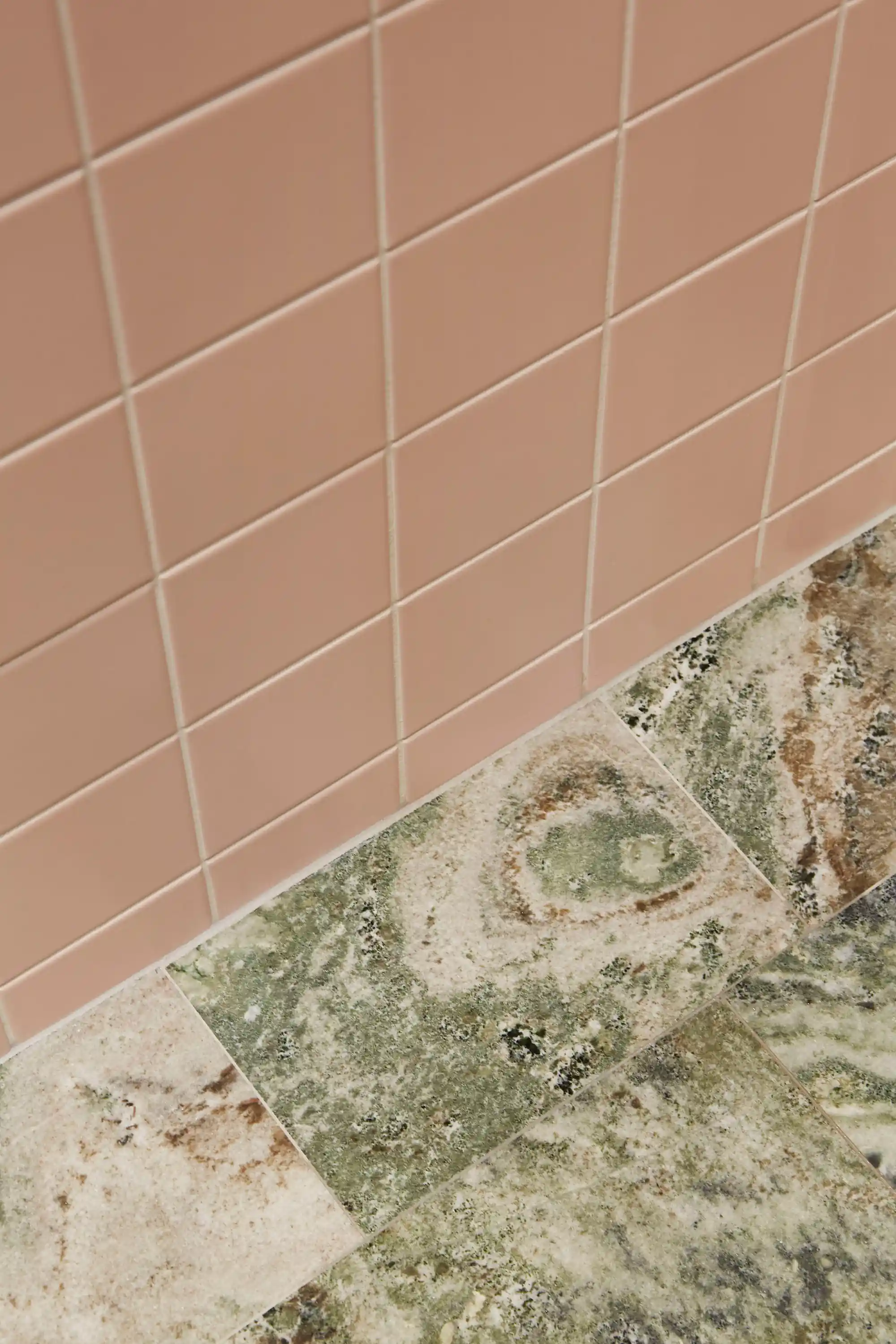 Badrum med rosa klinker och kolmårdsmarmor