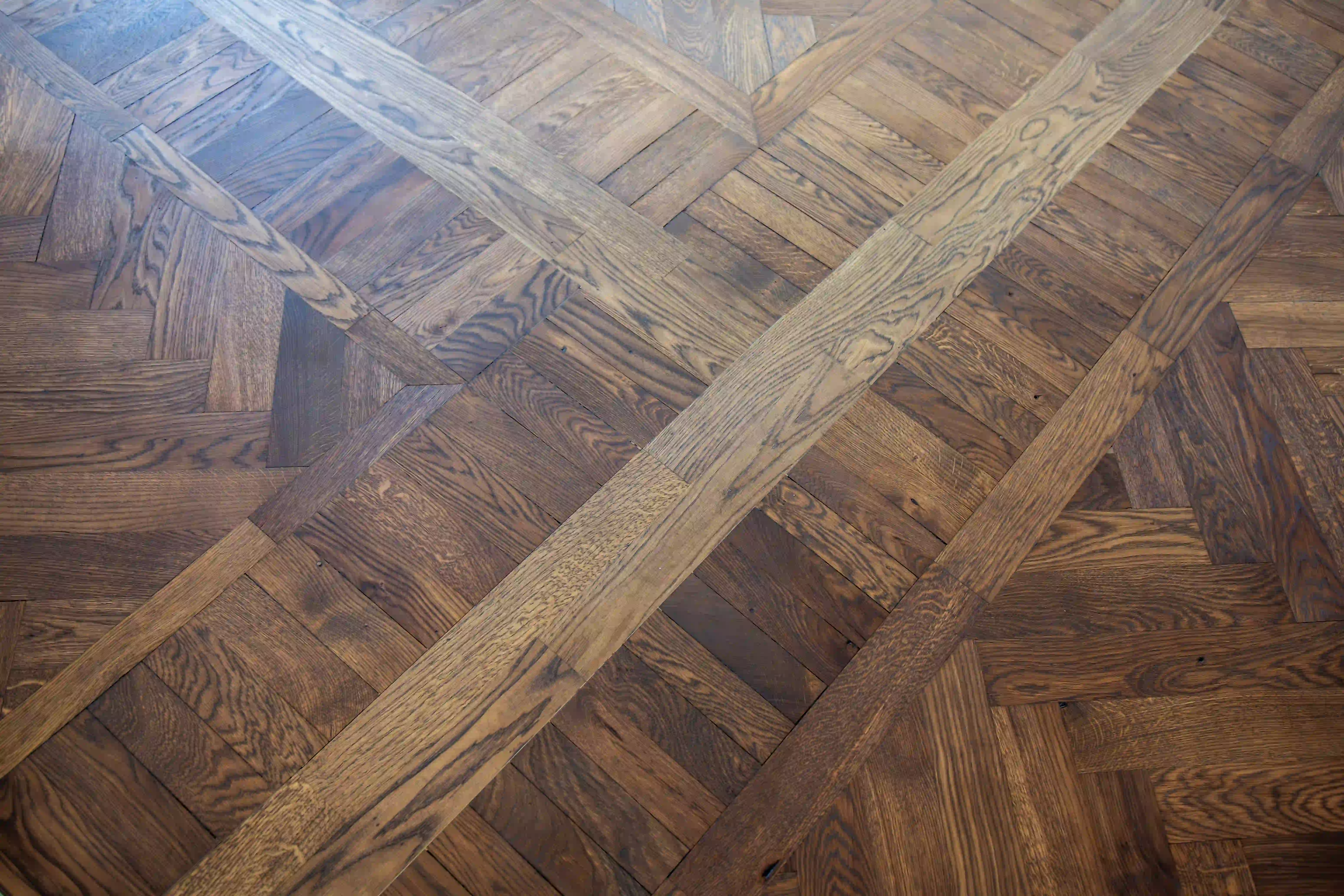 Mörk fiskbensparkett