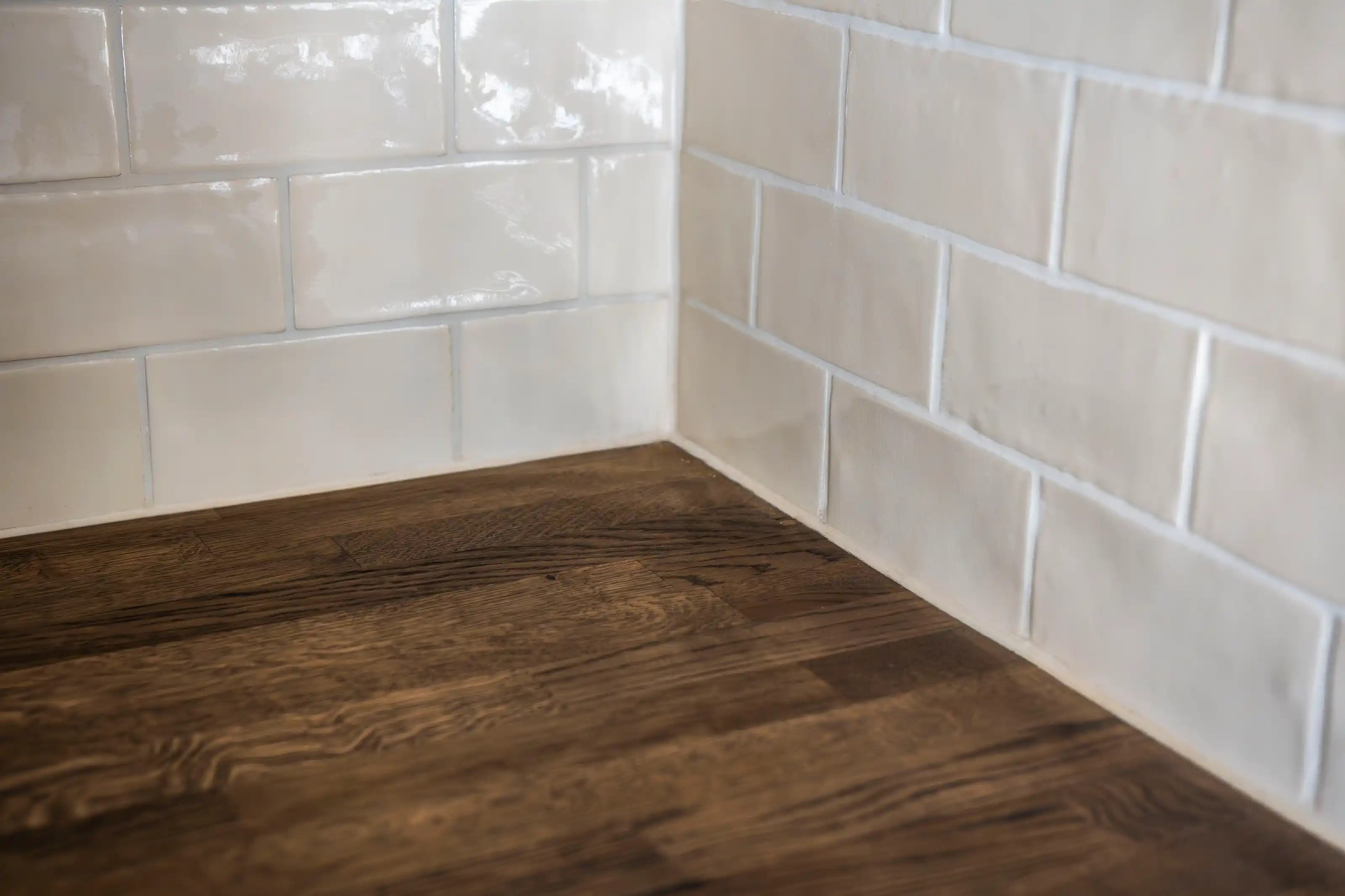 Träbänkskiva och ljusa plattor