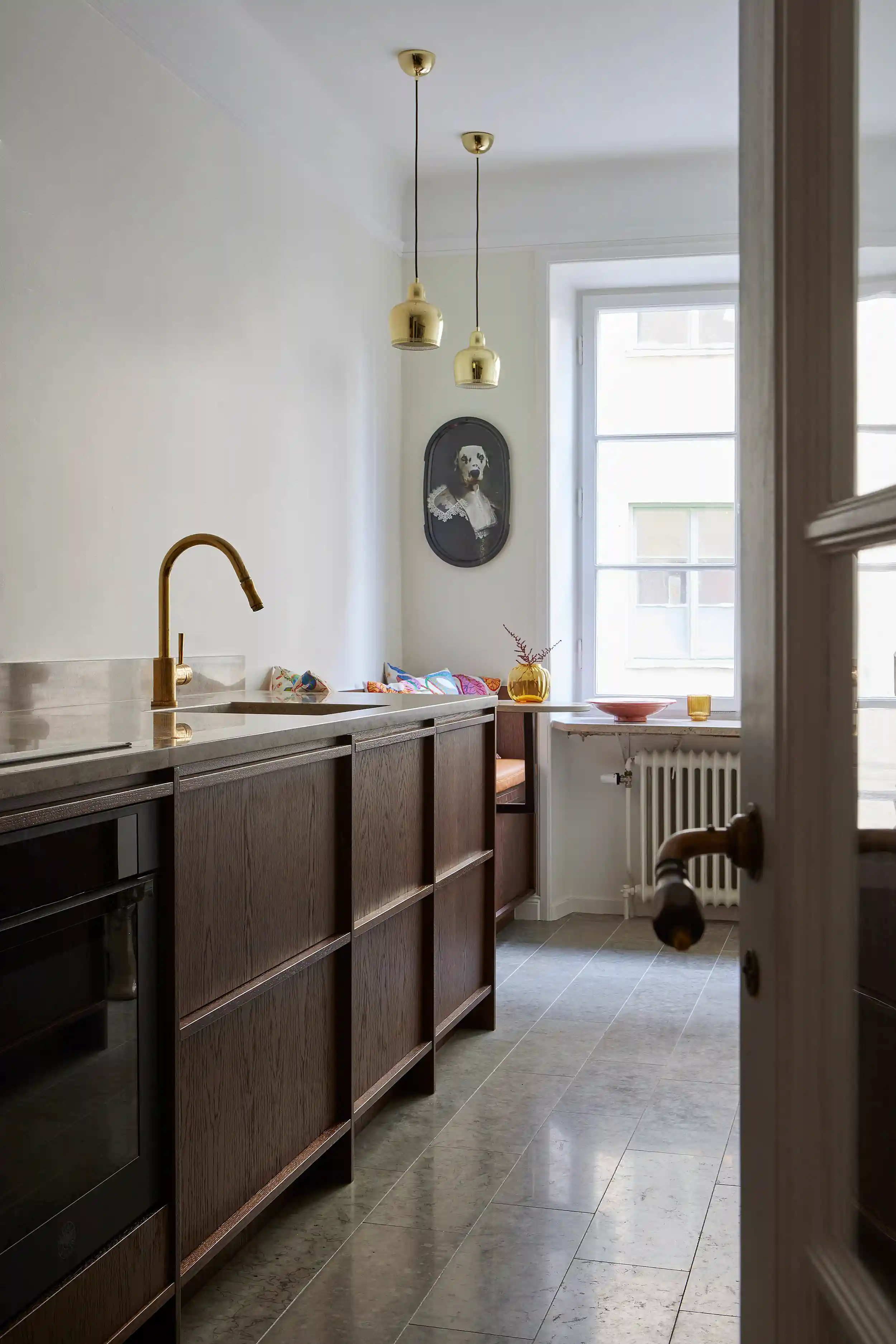 Modernt kök med luckor i ek