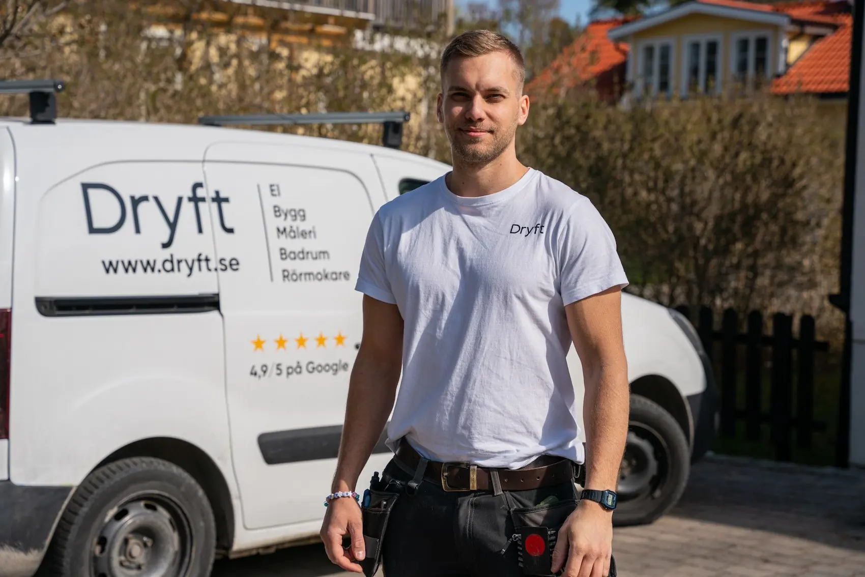 Elektriker på väg för att byta elcentral