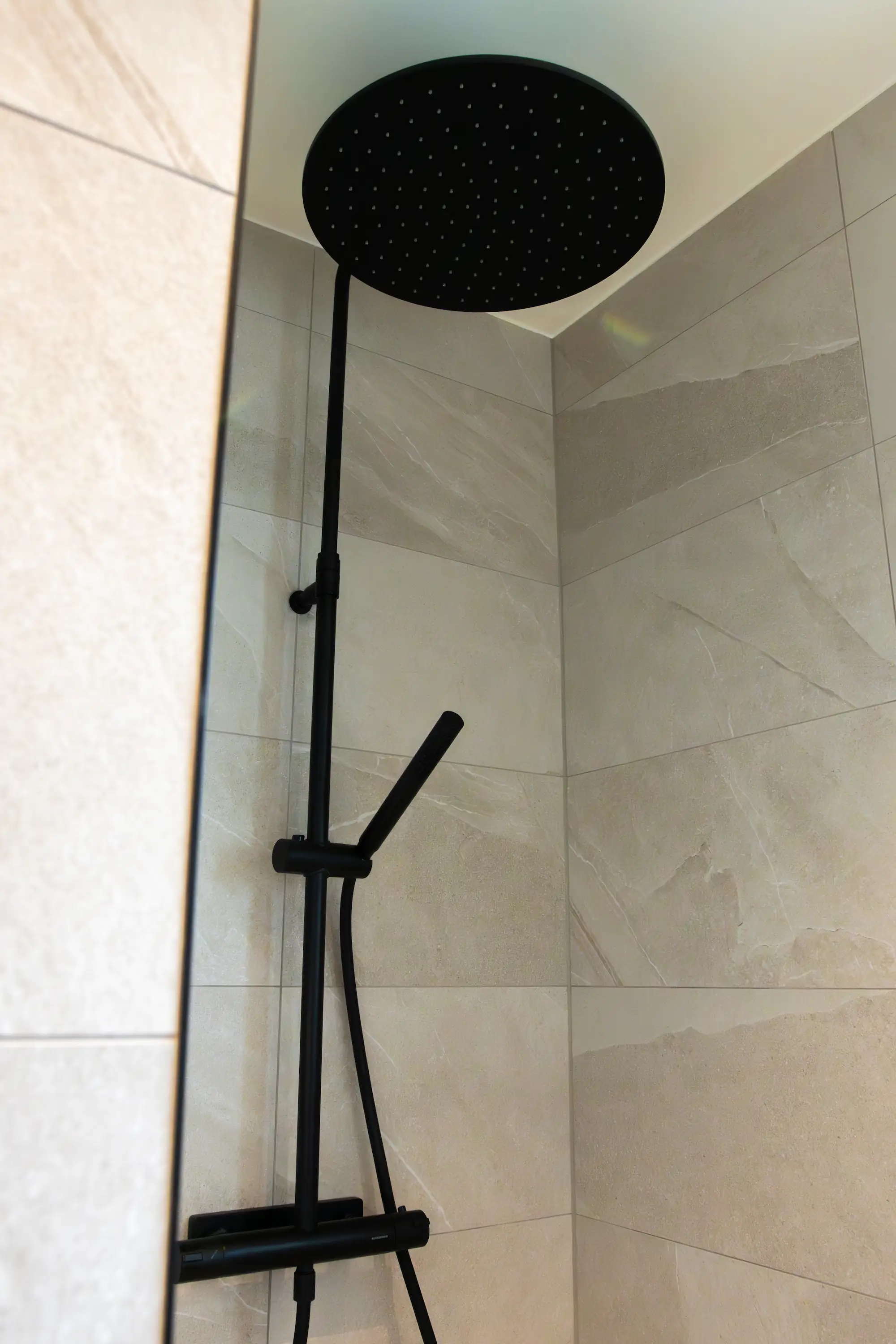 Svarta detaljer i dusch