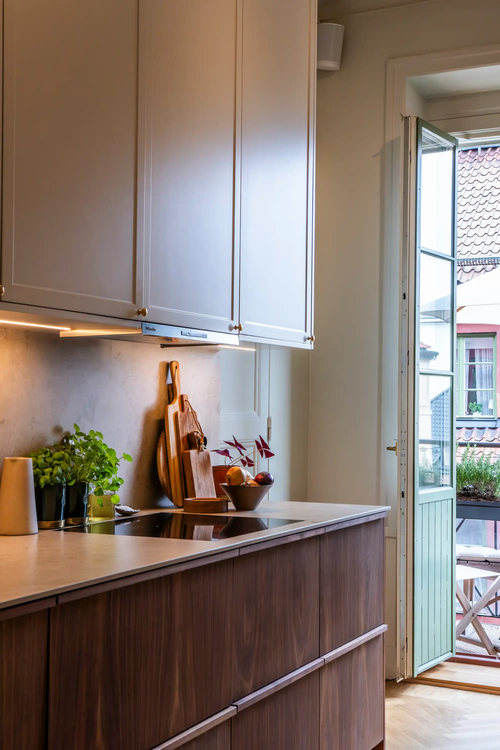 Kök med balkong mot gården