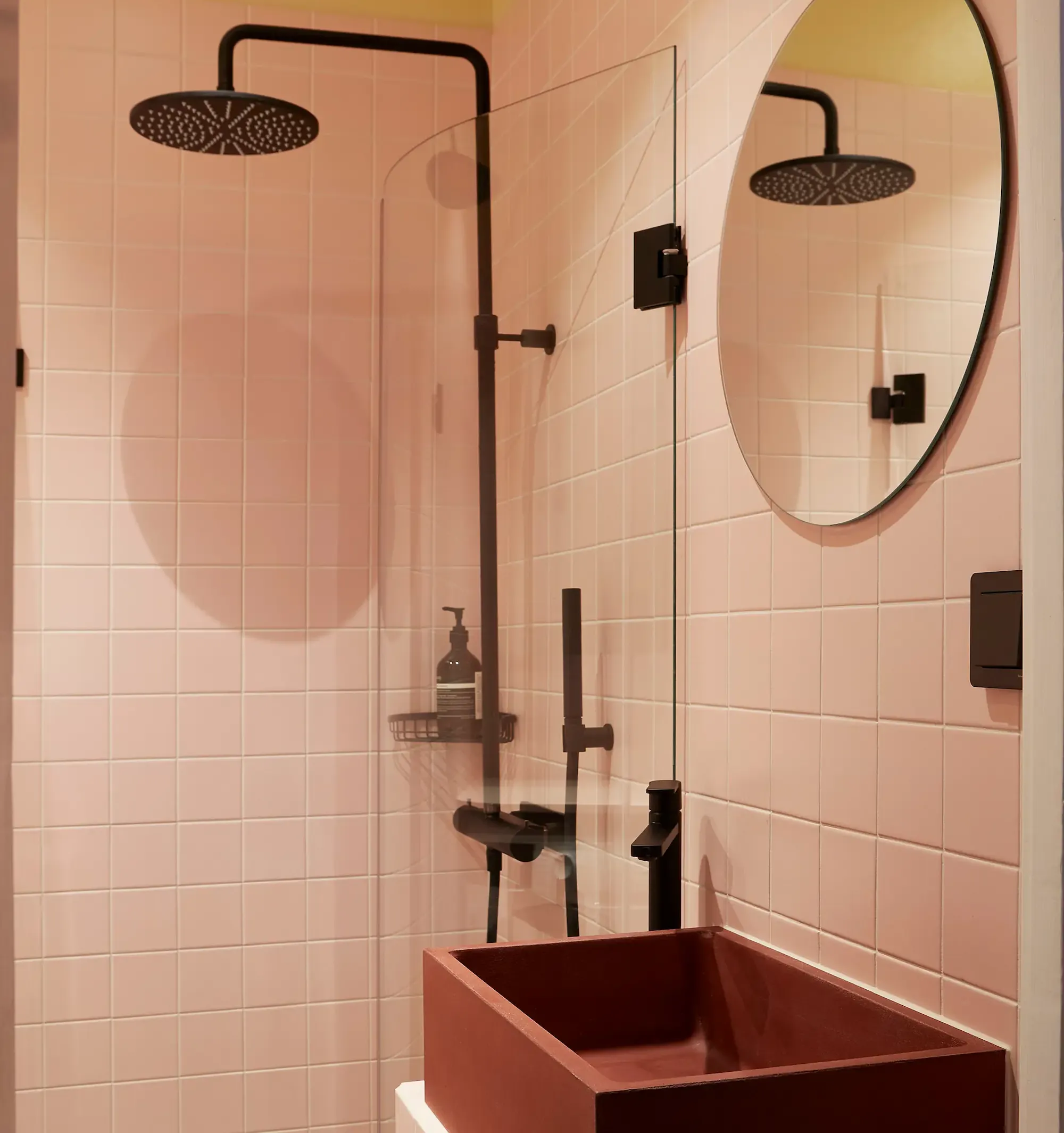 Badrum med rosa kakel