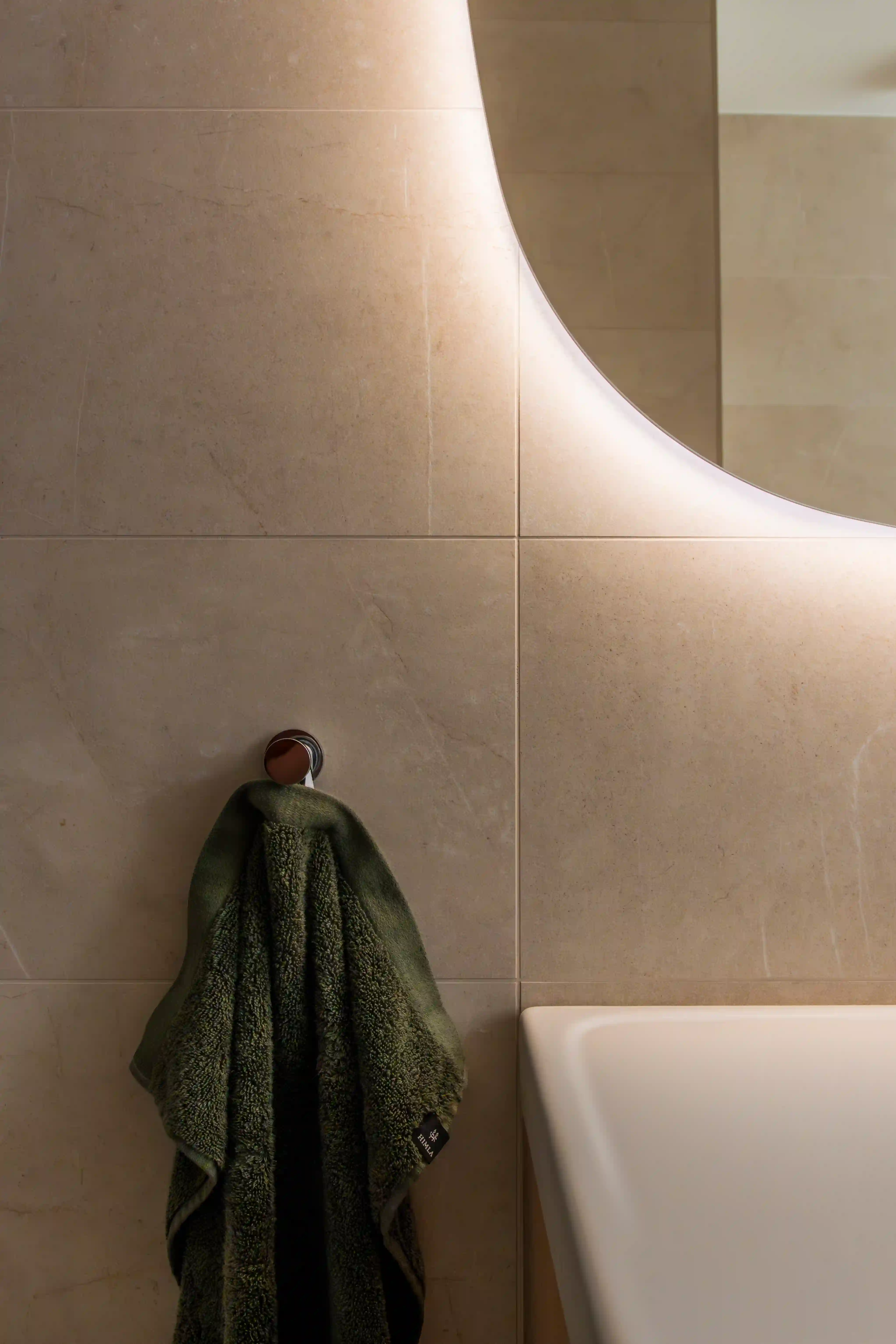 Spegel med ljus i badrum