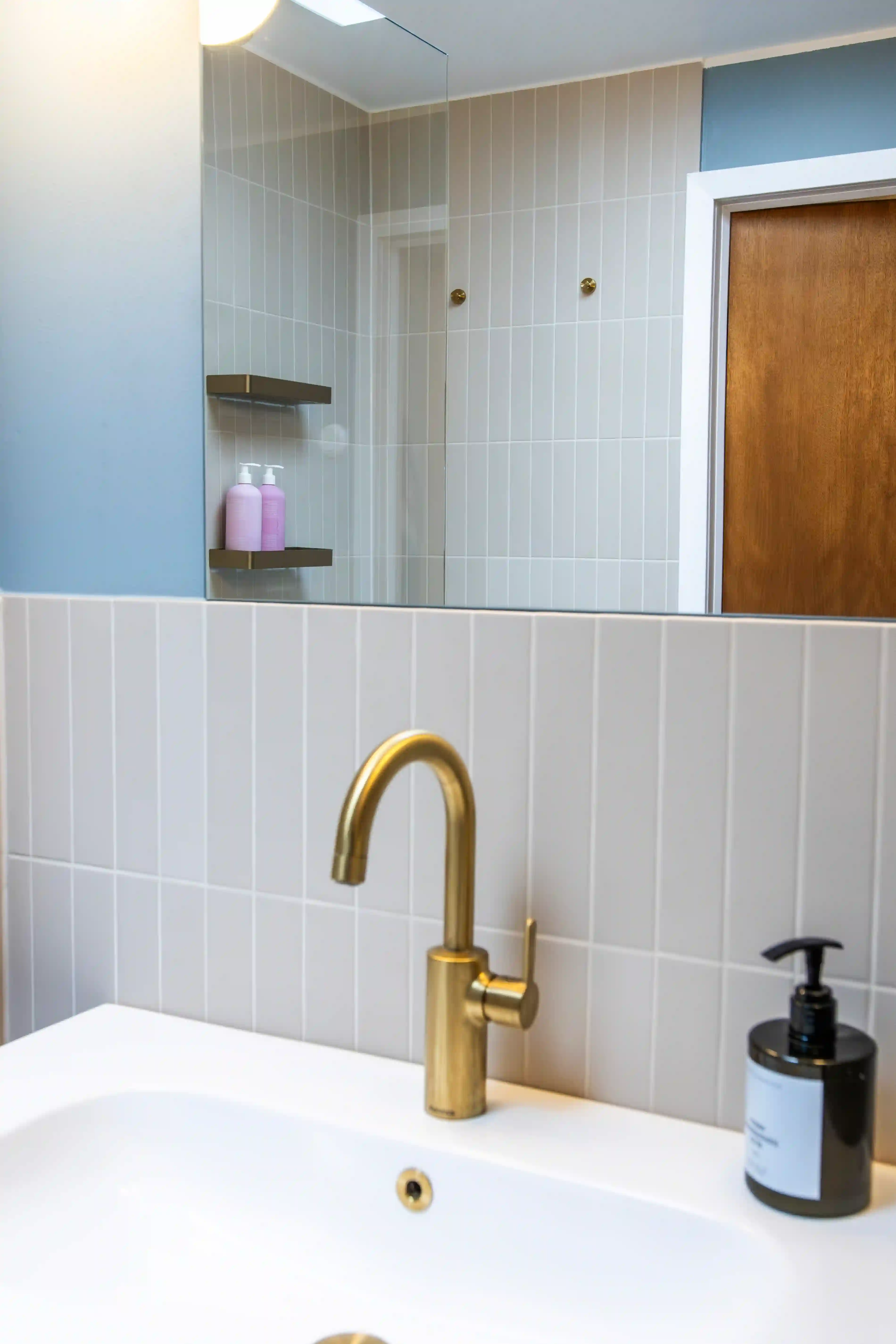 Halvkaklat badrum i blått och beige