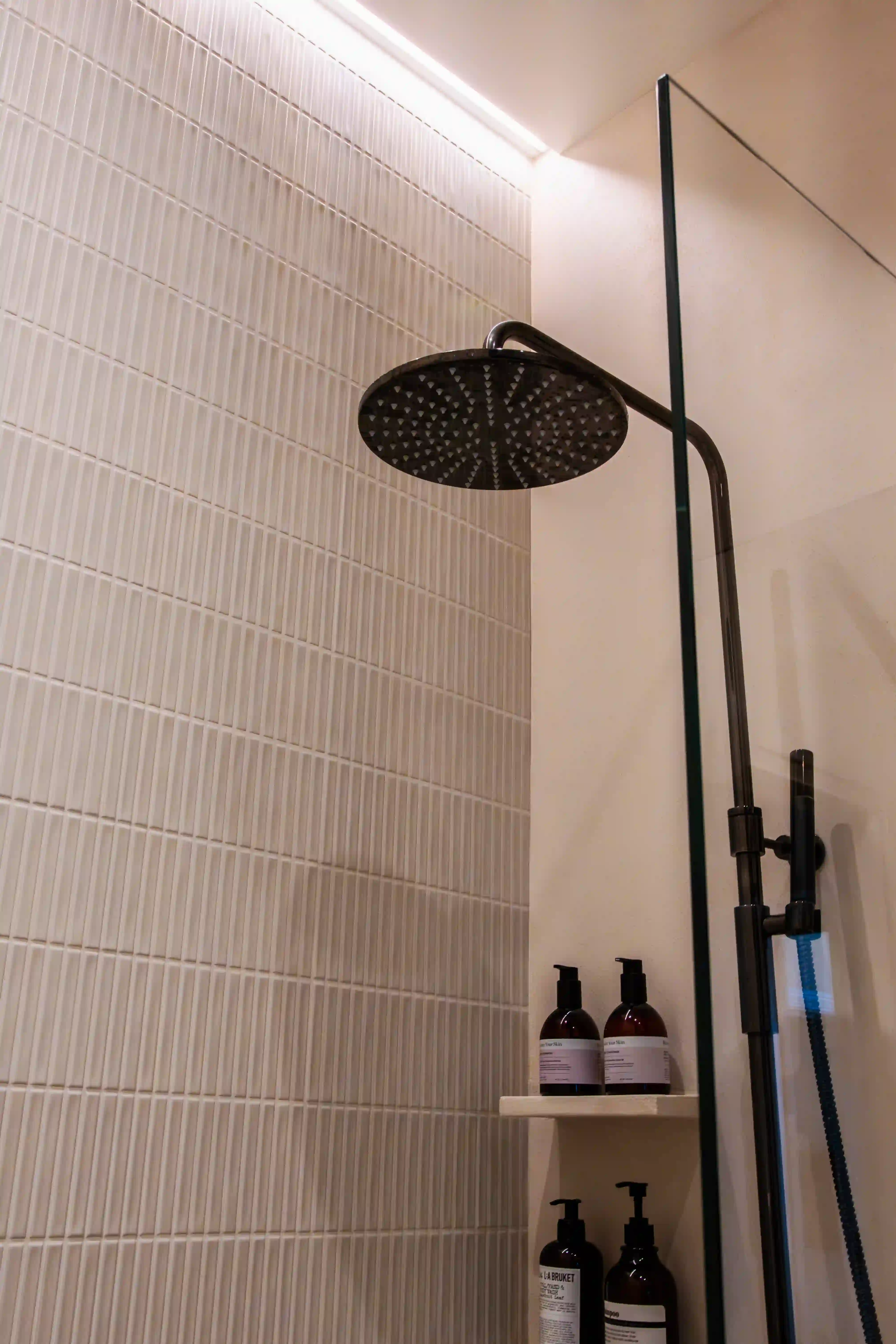 Dusch med glasvägg och avlångt kakel