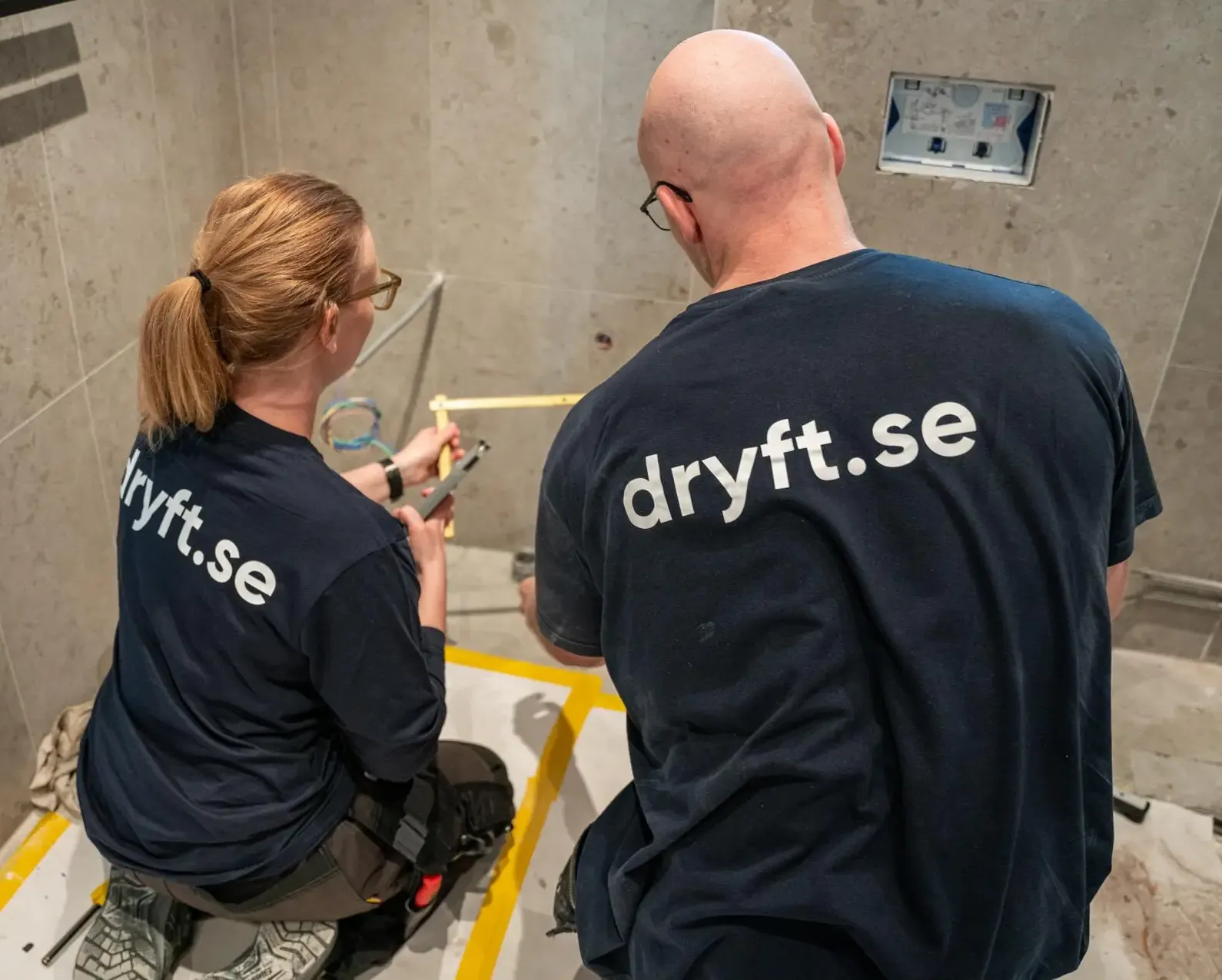 Hantverkare renoverar badrum