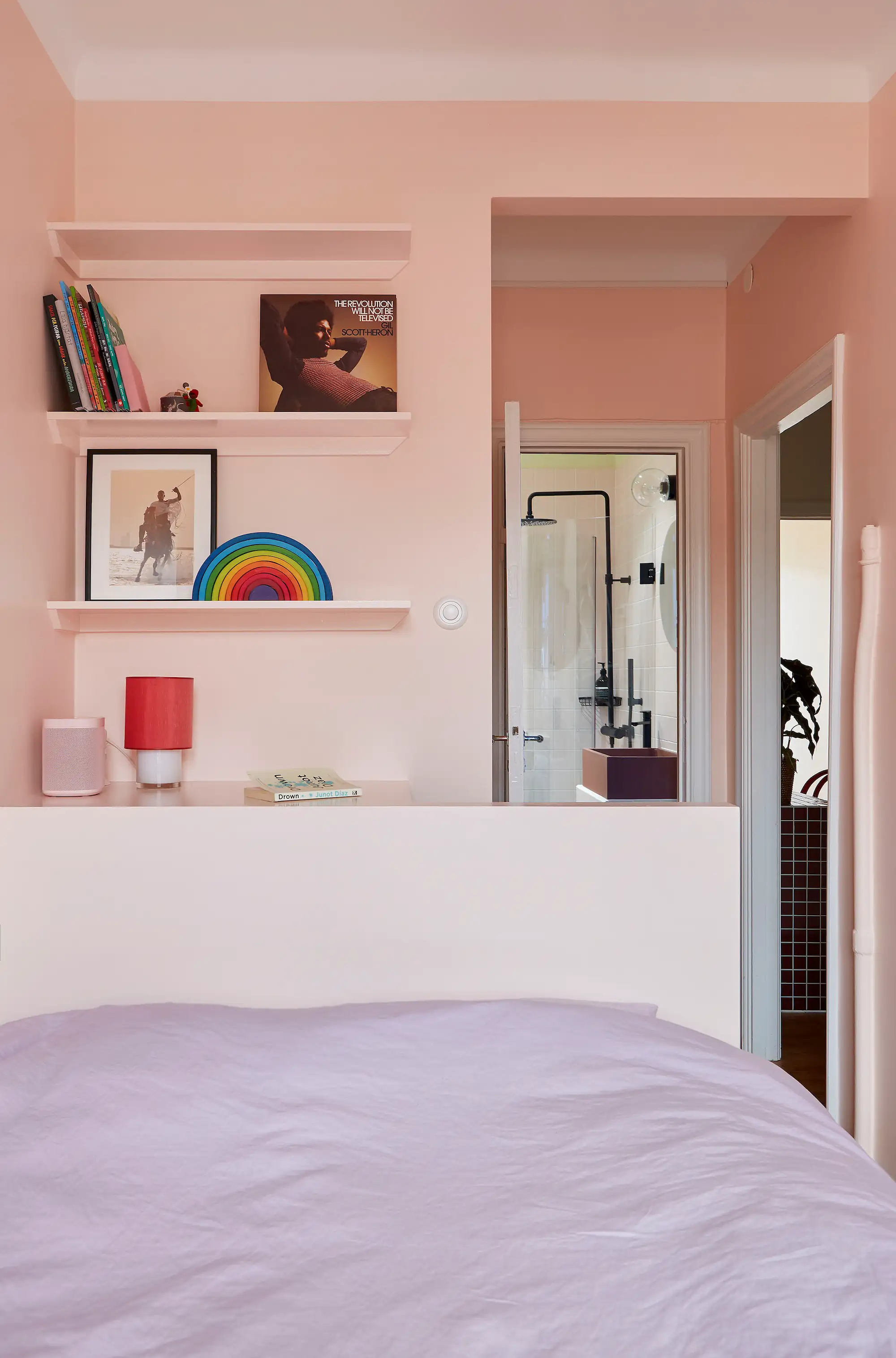 Sovrum med rosa väggar