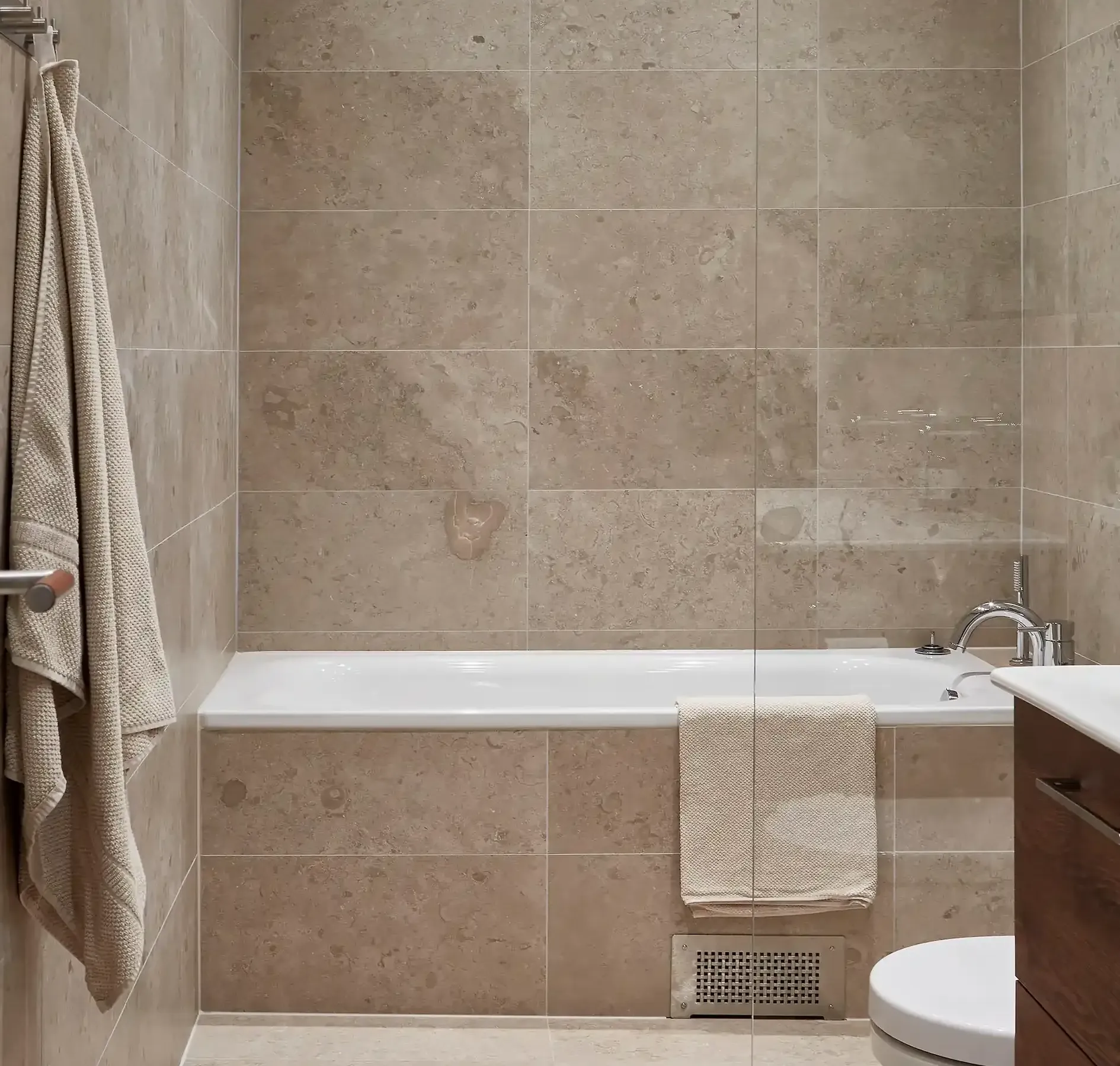 Badrumsrenovering med beige klinker