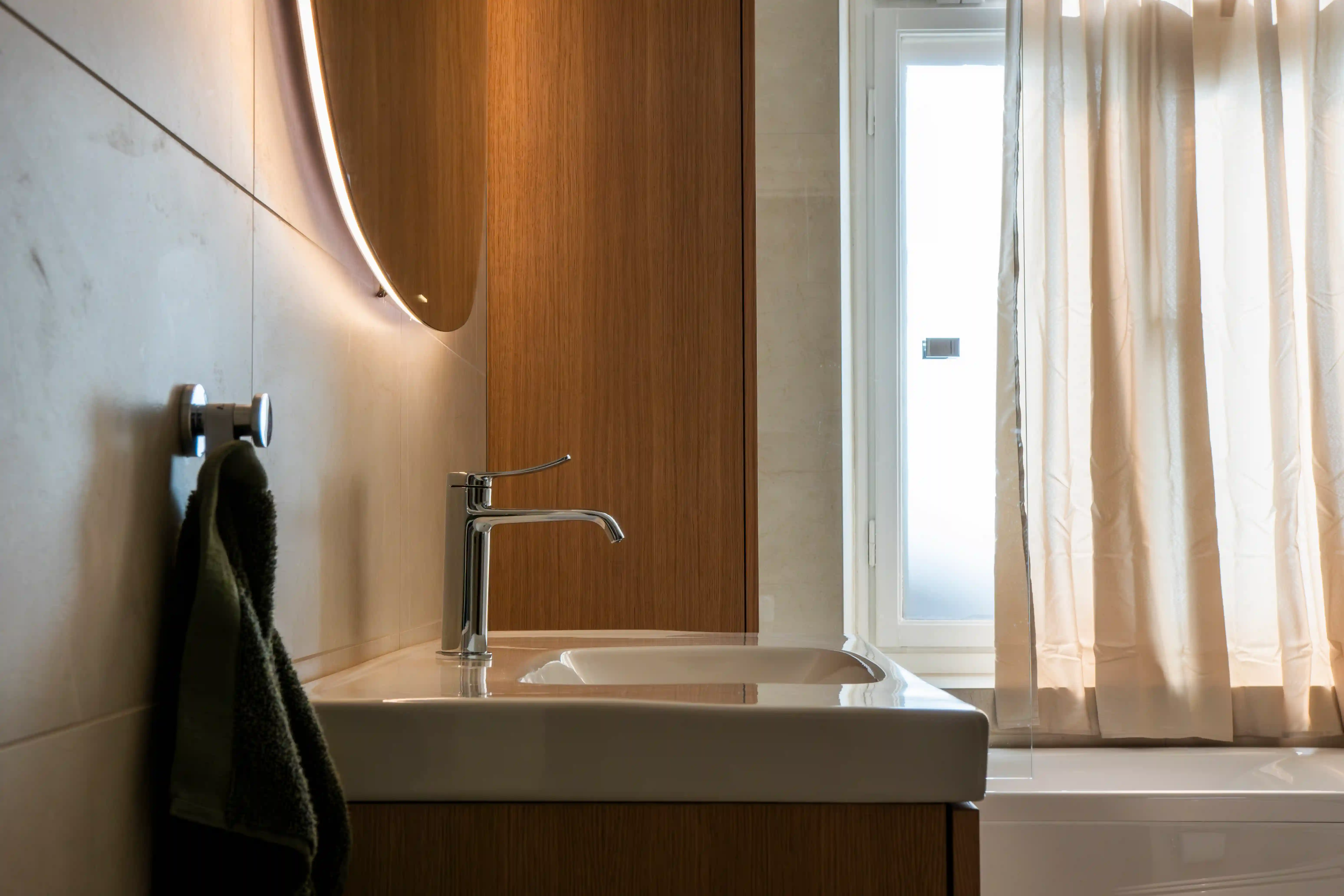 Badrum med inredning i trä