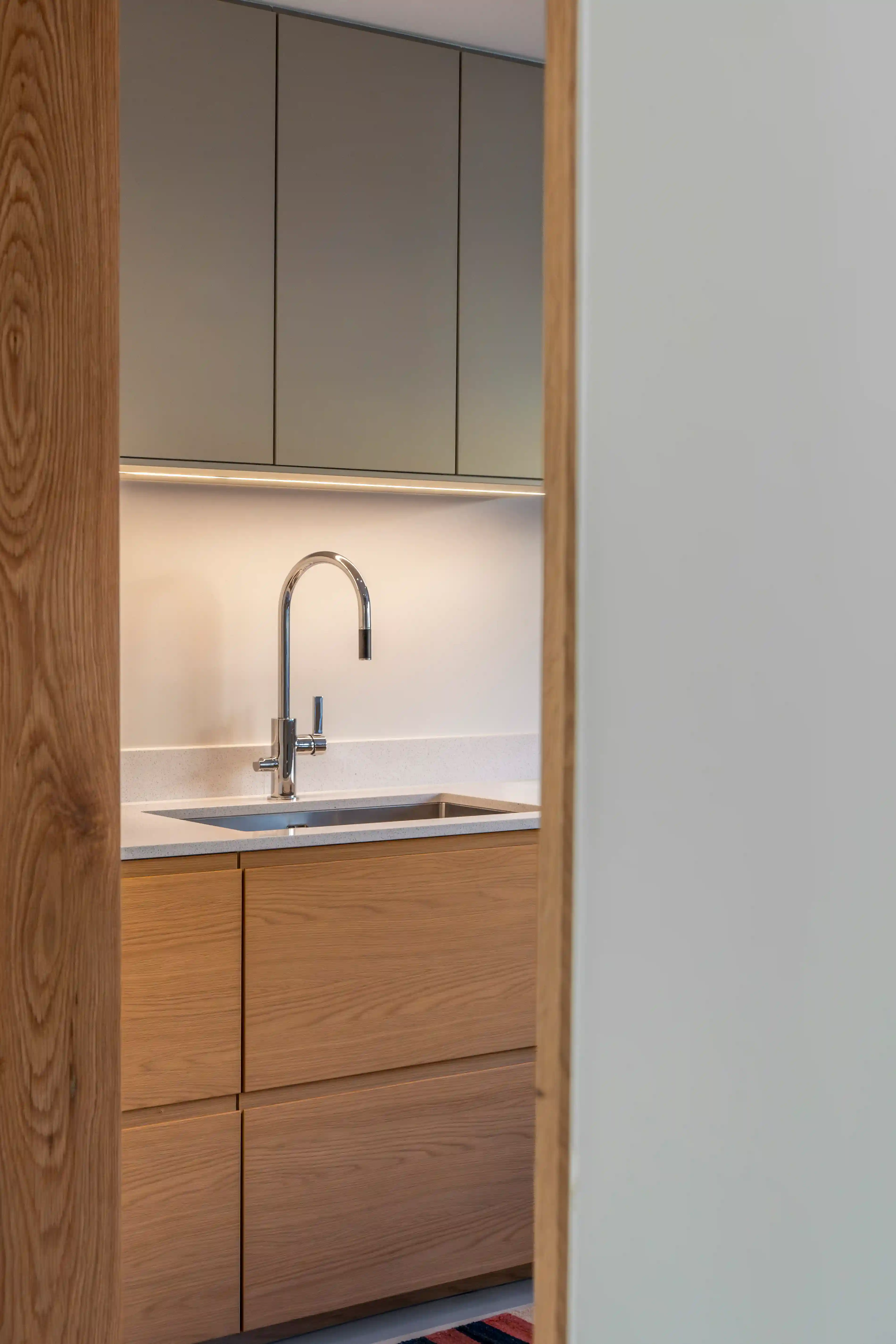 Renoverad matsal med bord