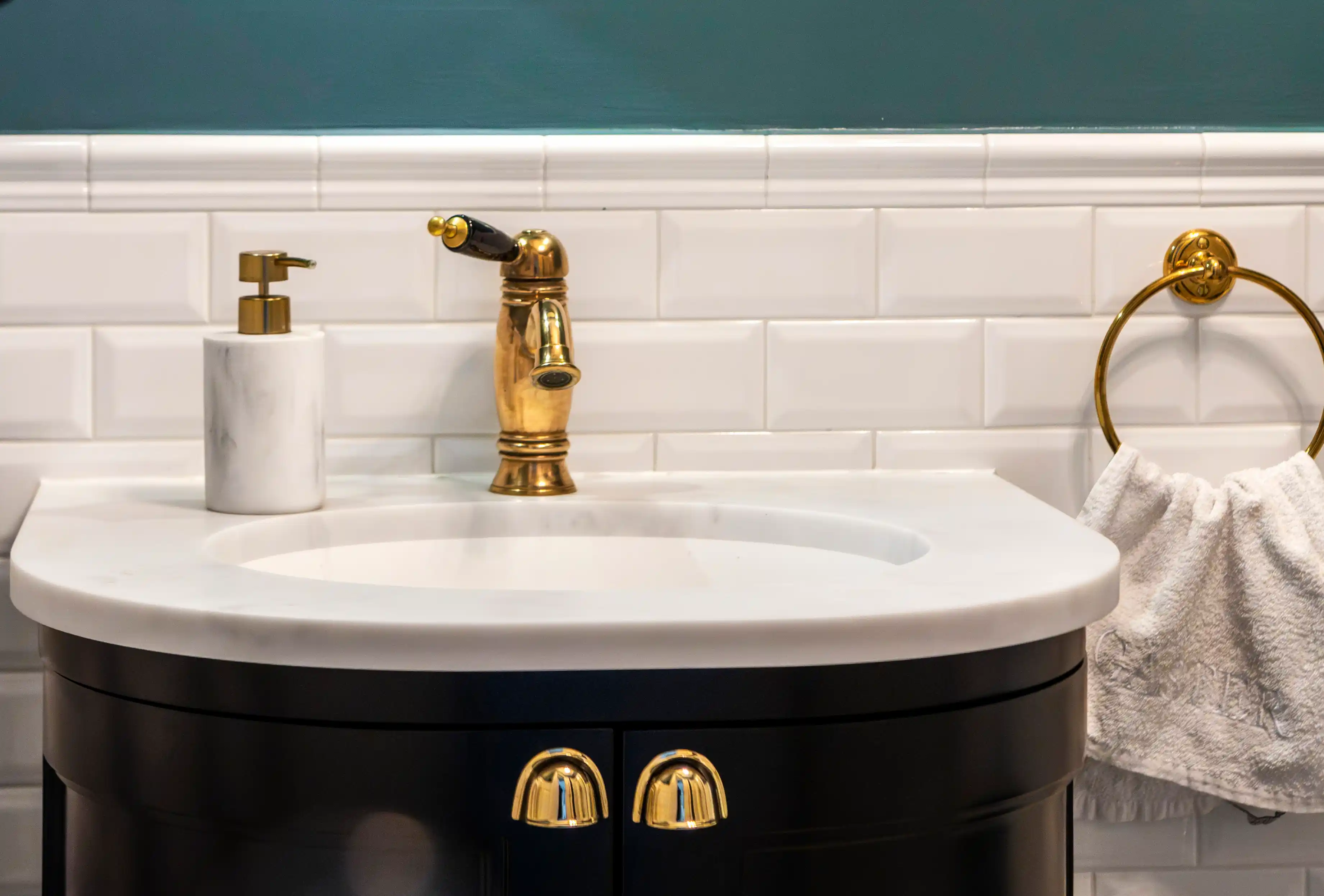 Kommod i mörkt trä