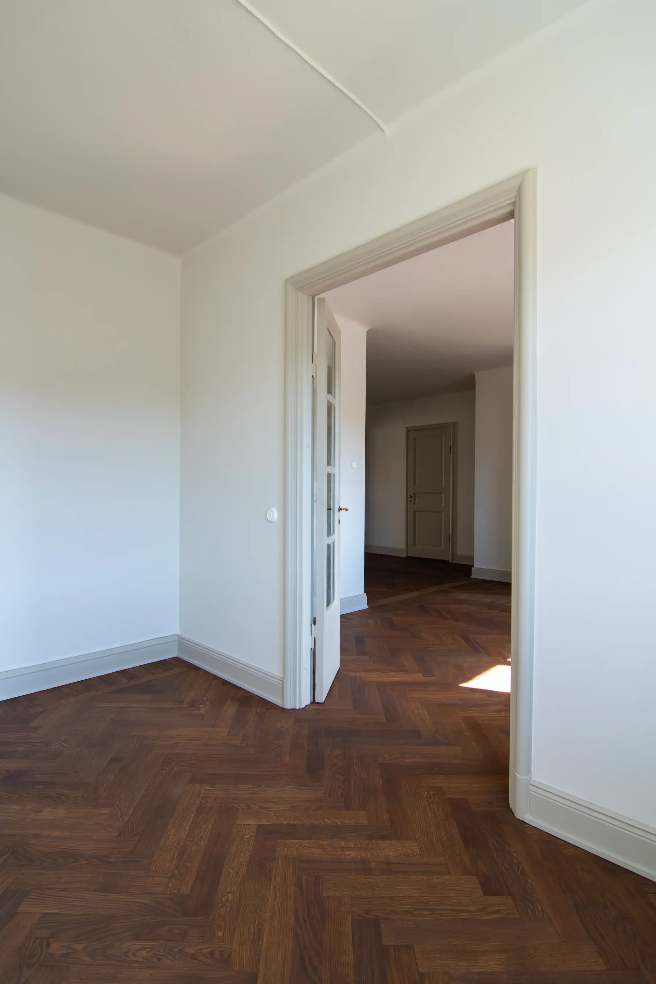 Fiskbensparkett genomgående i rum och vardagsrum