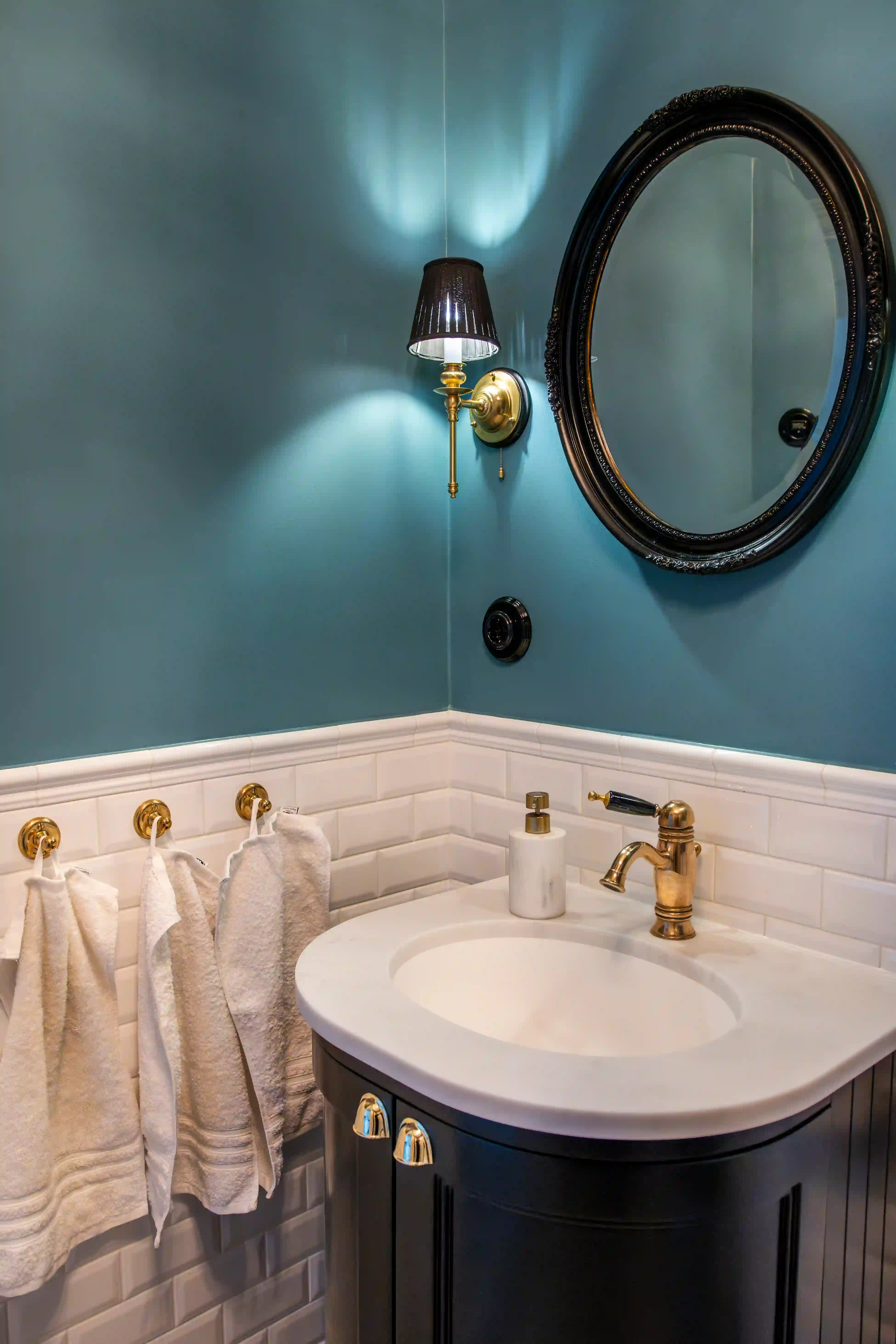 Halvkaklat badrum med klassiska detaljer